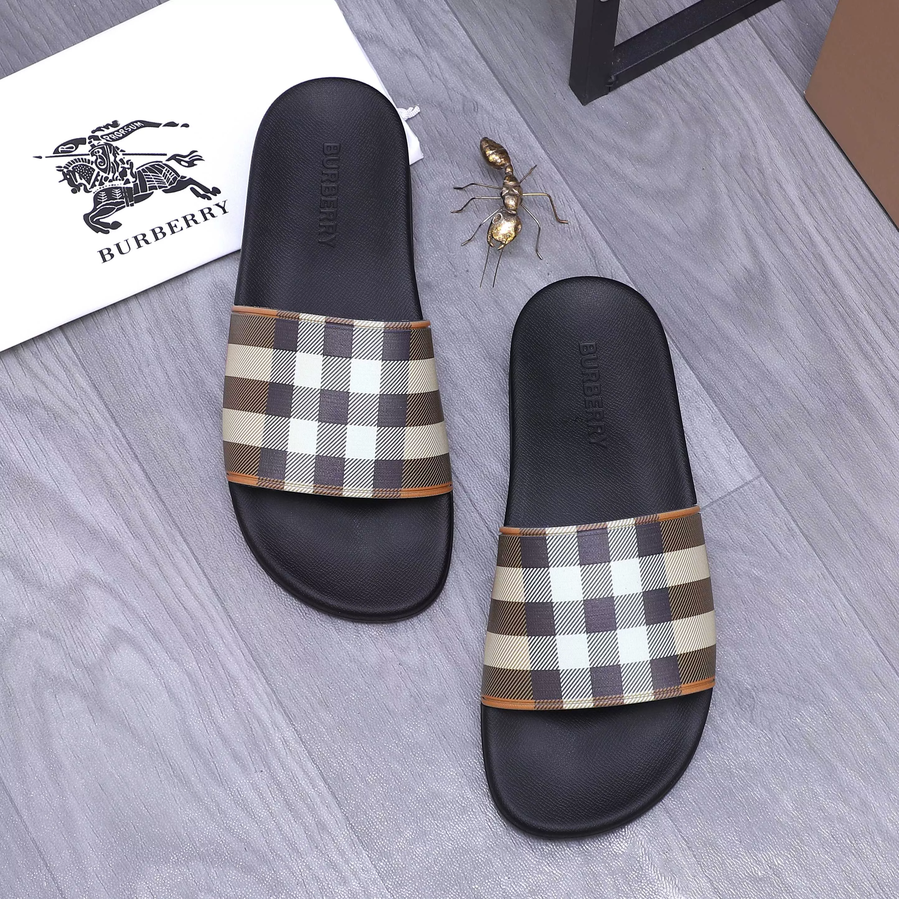 Minimalist 2705 Burberry Slippers For Men