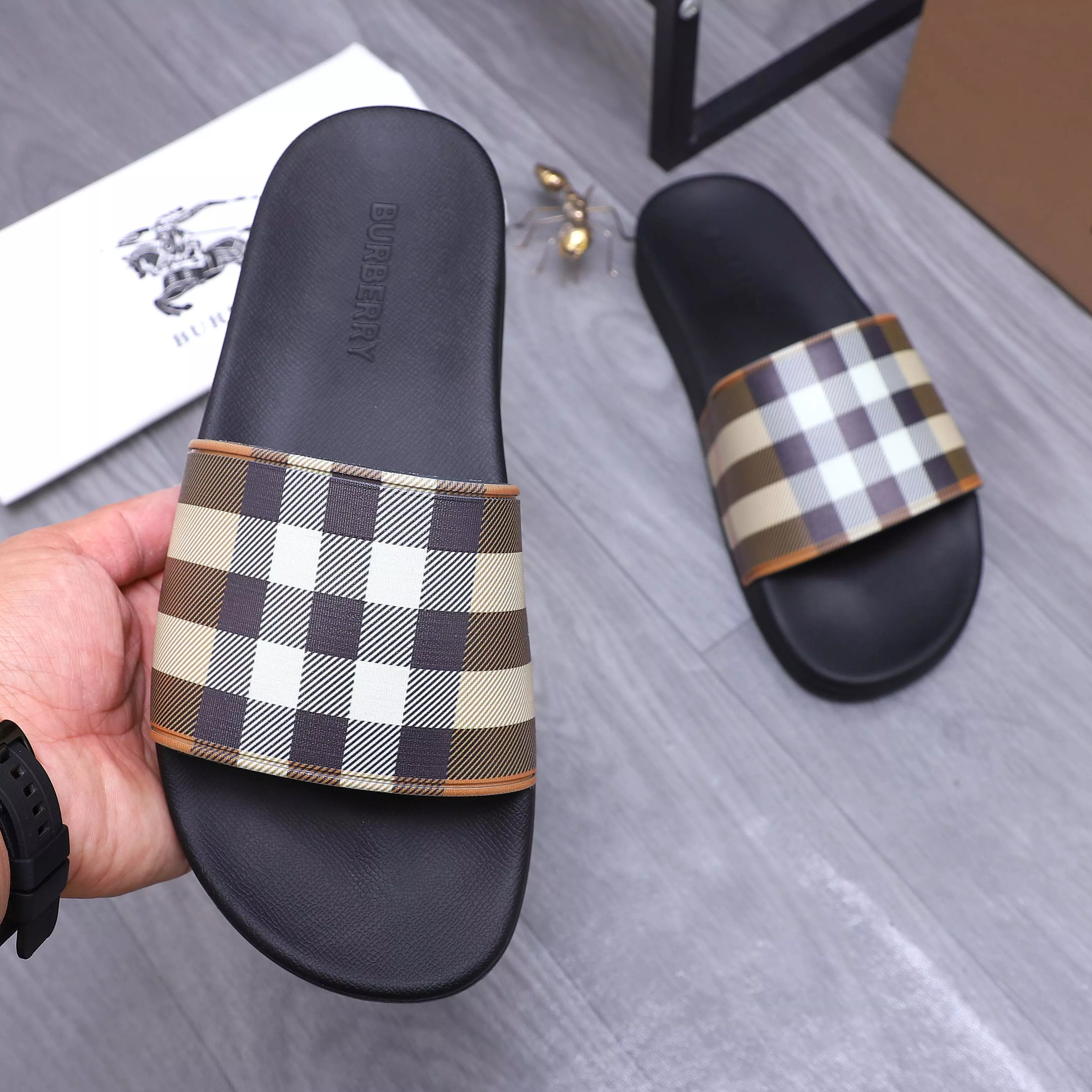 Minimalist 2705 Burberry Slippers For Men