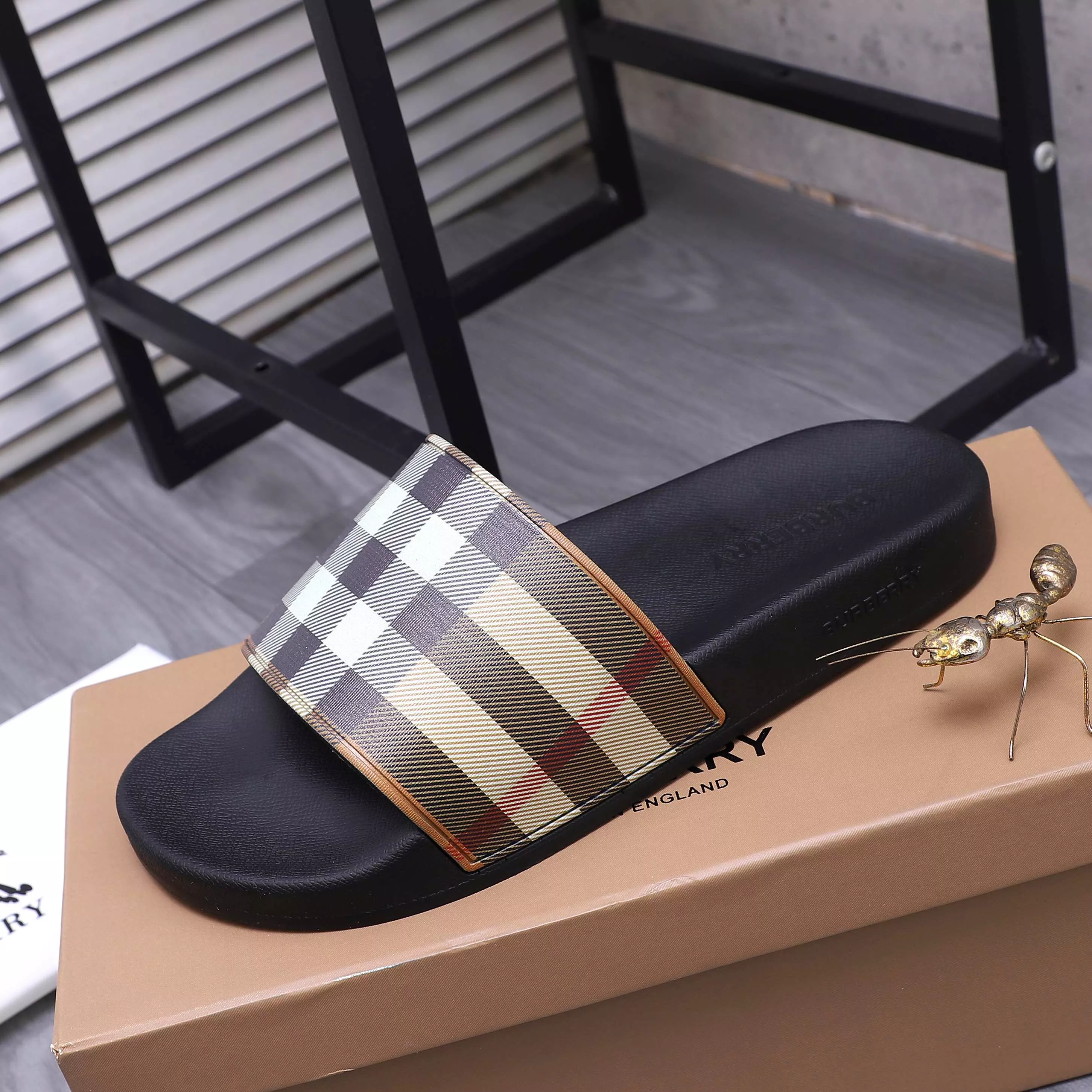 Minimalist 2705 Burberry Slippers For Men