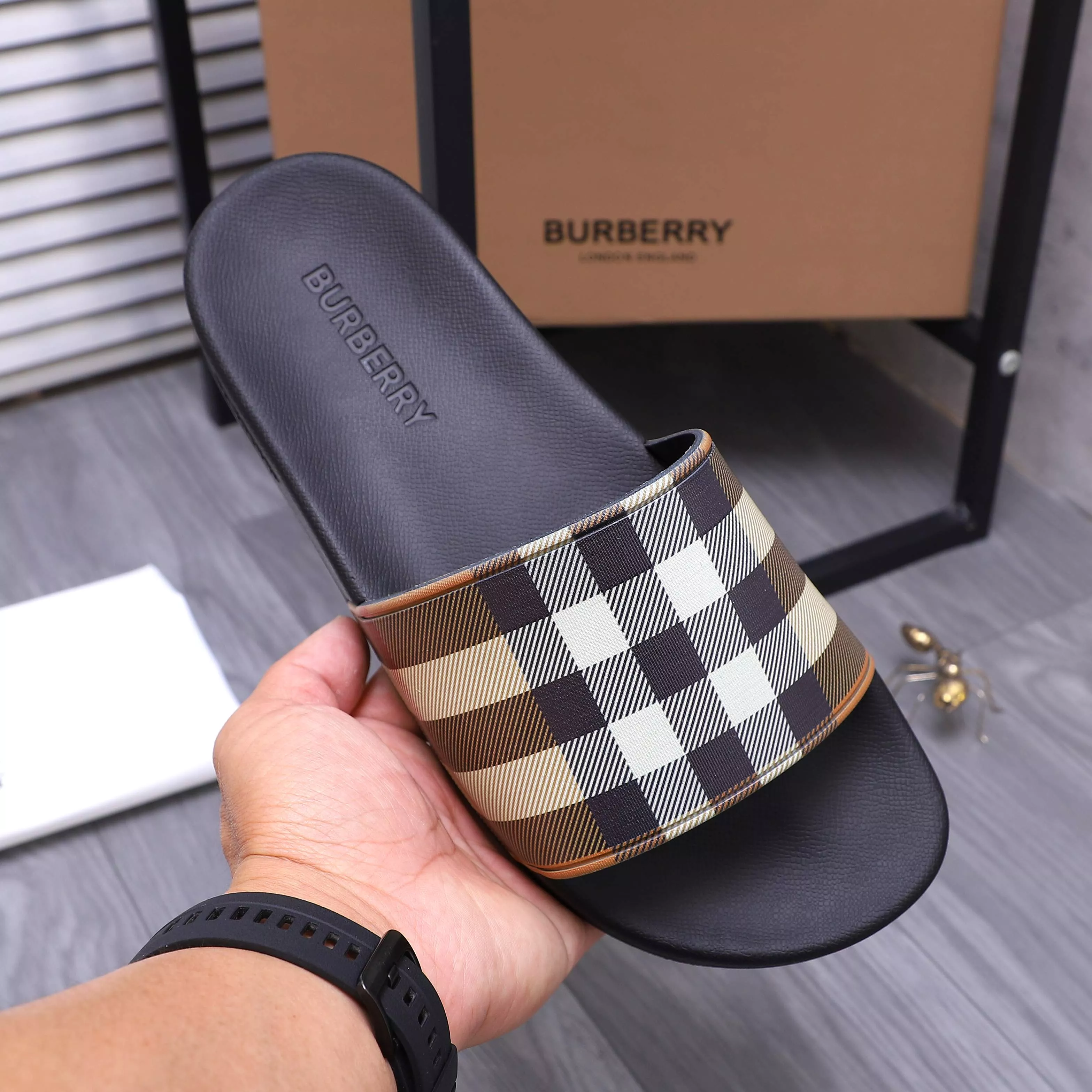 Minimalist 2705 Burberry Slippers For Men
