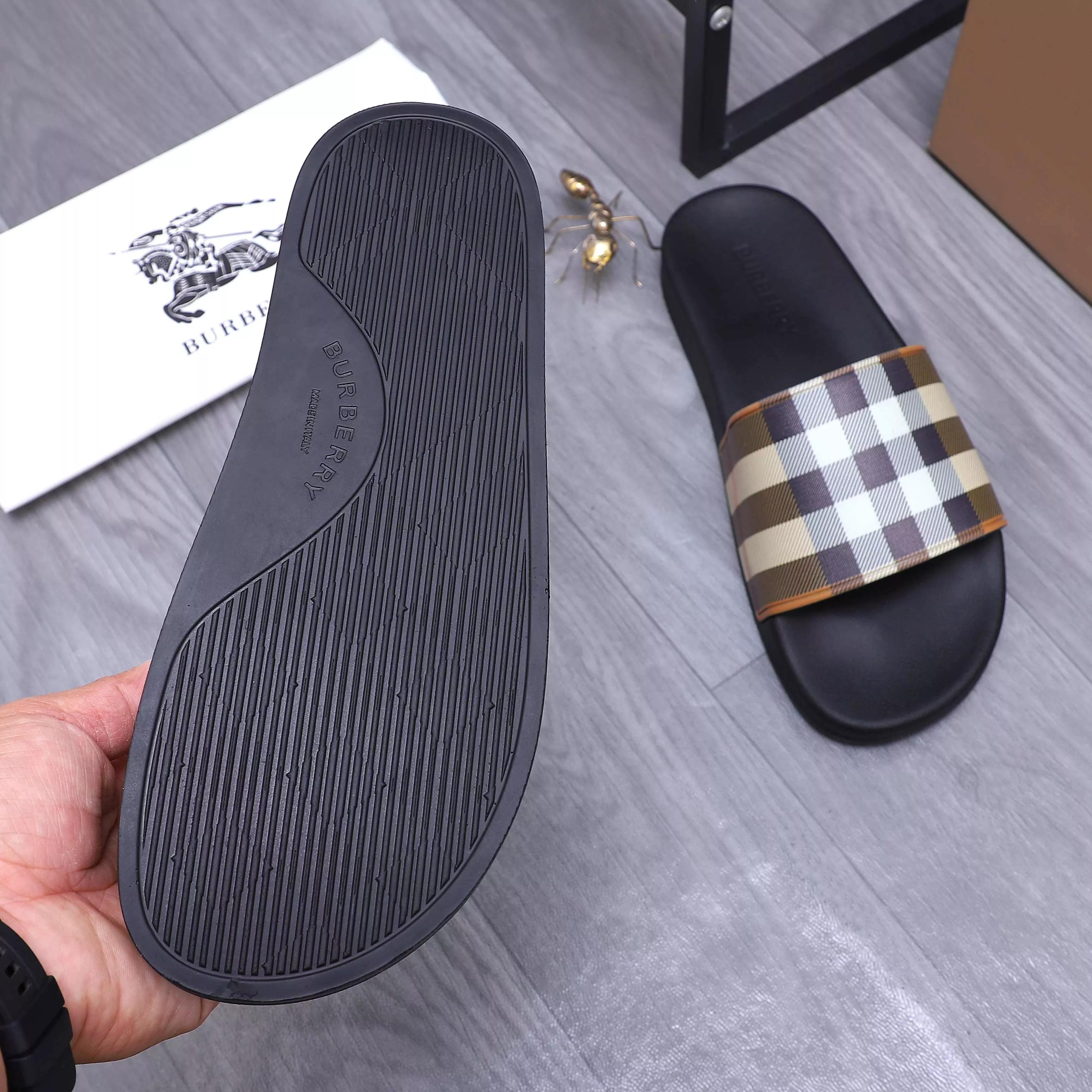 Minimalist 2705 Burberry Slippers For Men