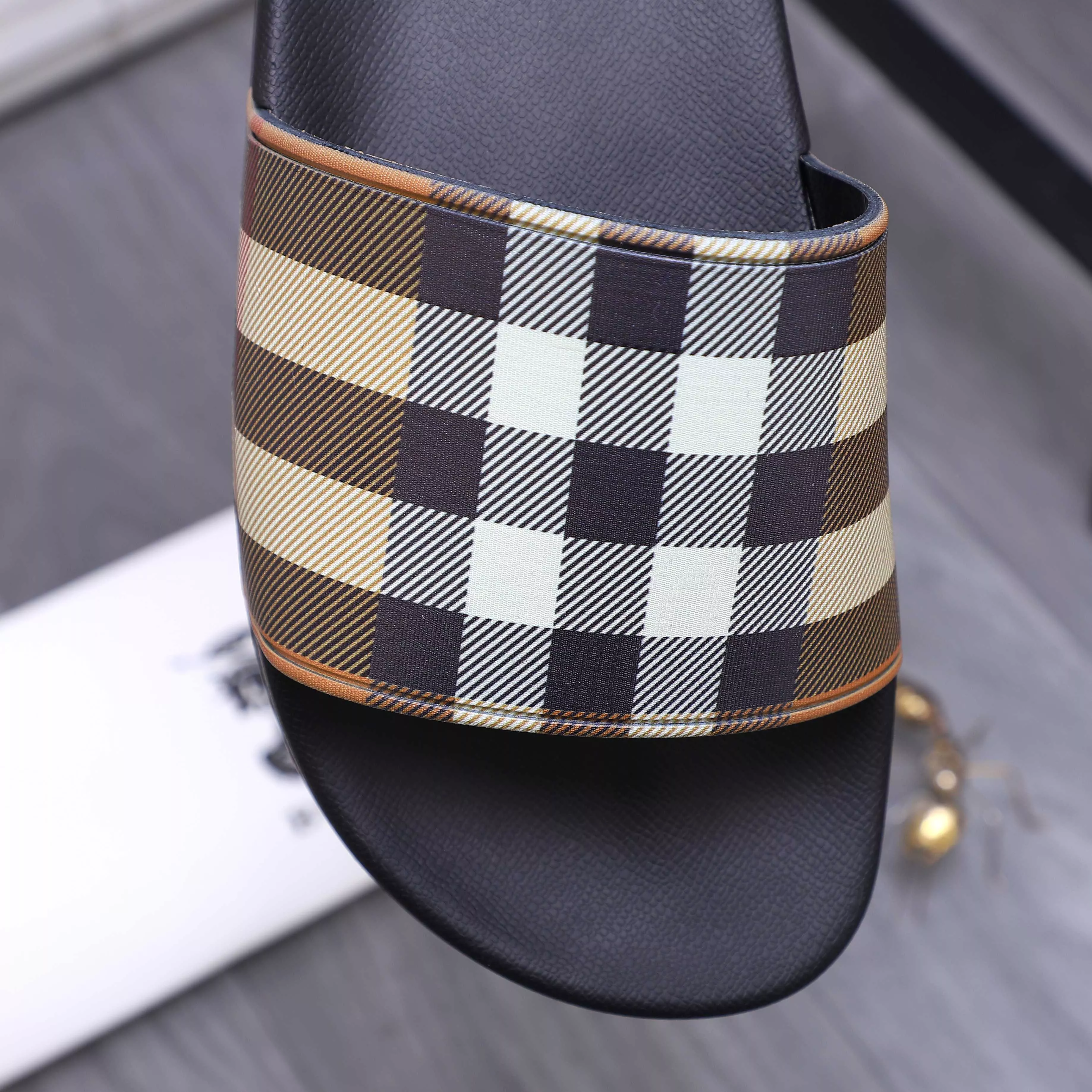 Minimalist 2705 Burberry Slippers For Men