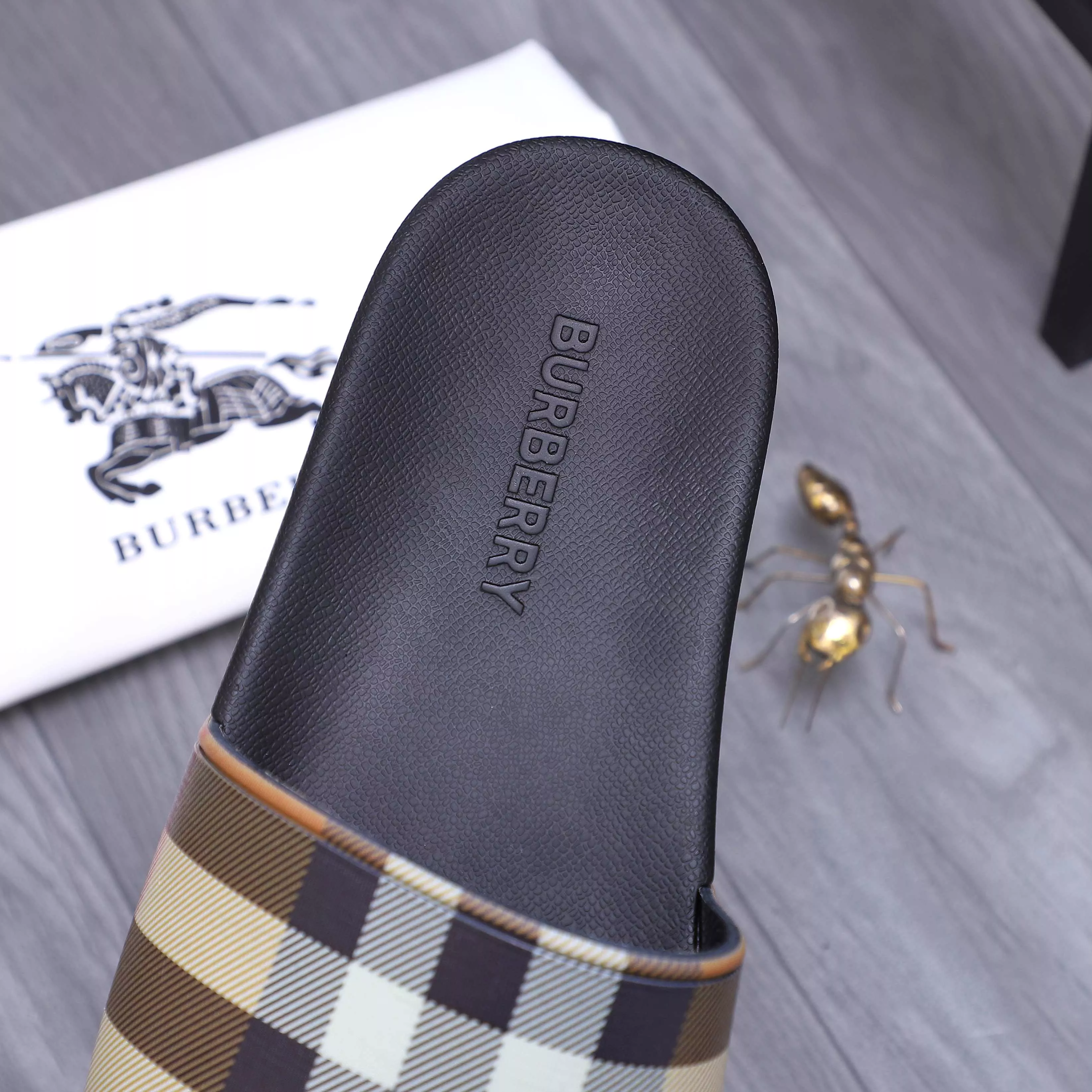 Minimalist 2705 Burberry Slippers For Men