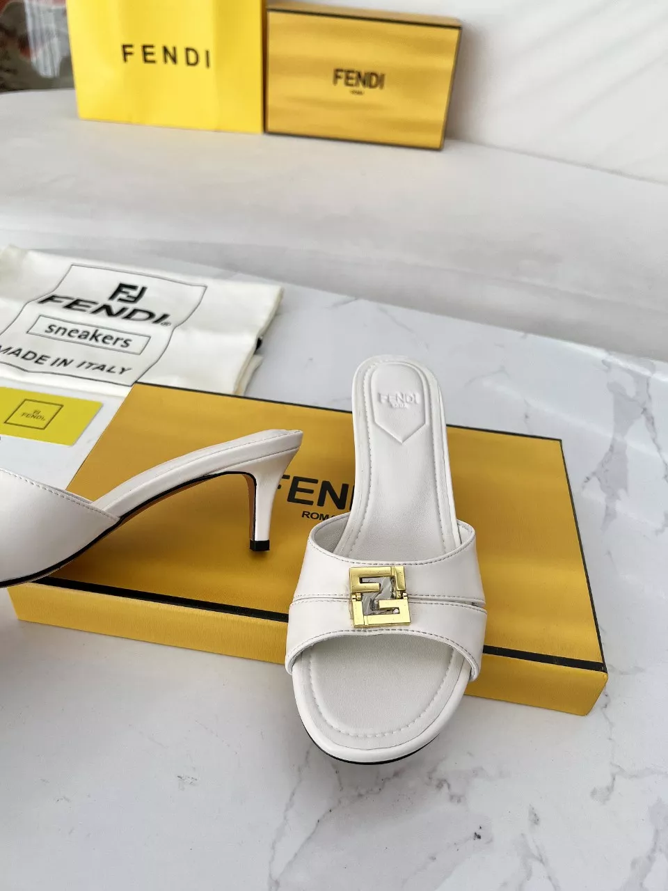 Minimalist 329 Fendi Slippers For Women