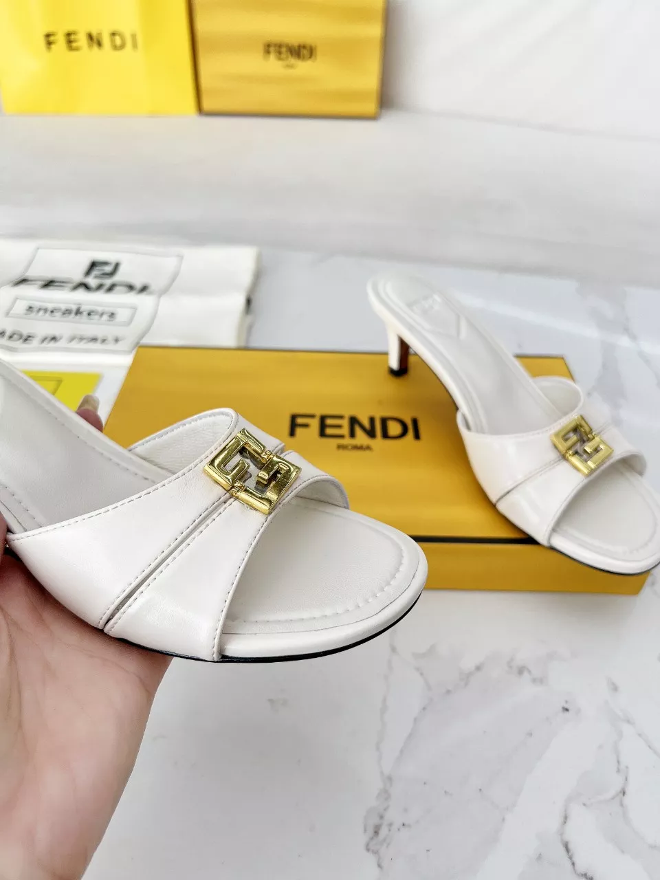 Minimalist 329 Fendi Slippers For Women