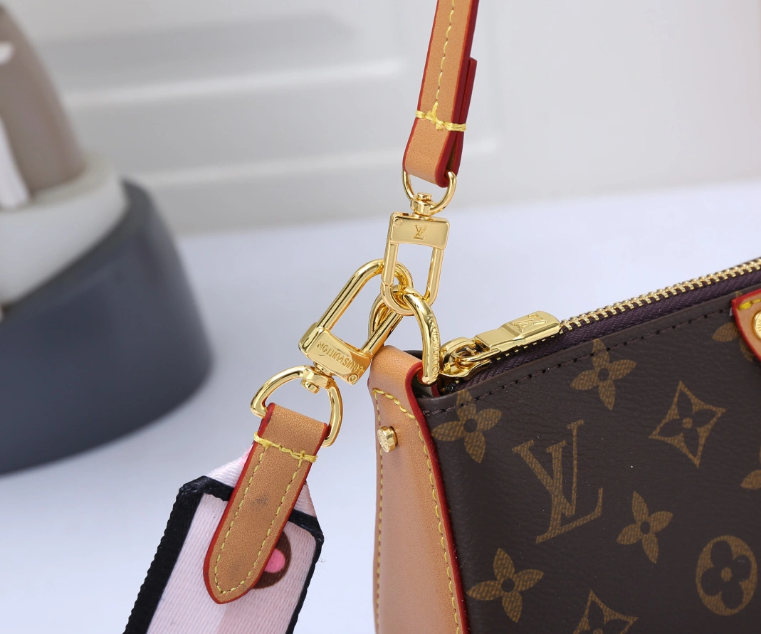 Minimalist 4349 Louis Vuitton Messenger Bags For Women