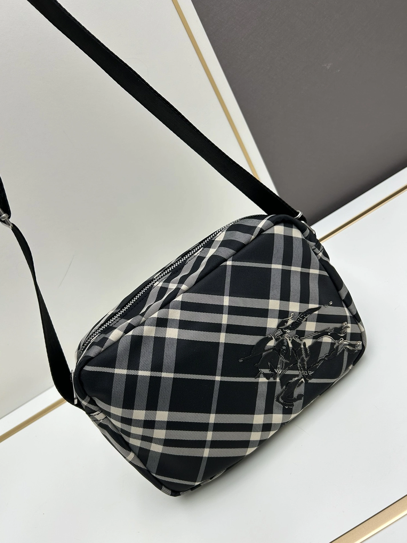 Minimalist 4652 Burberry AAA Quality Messenger Bags For Unisex
