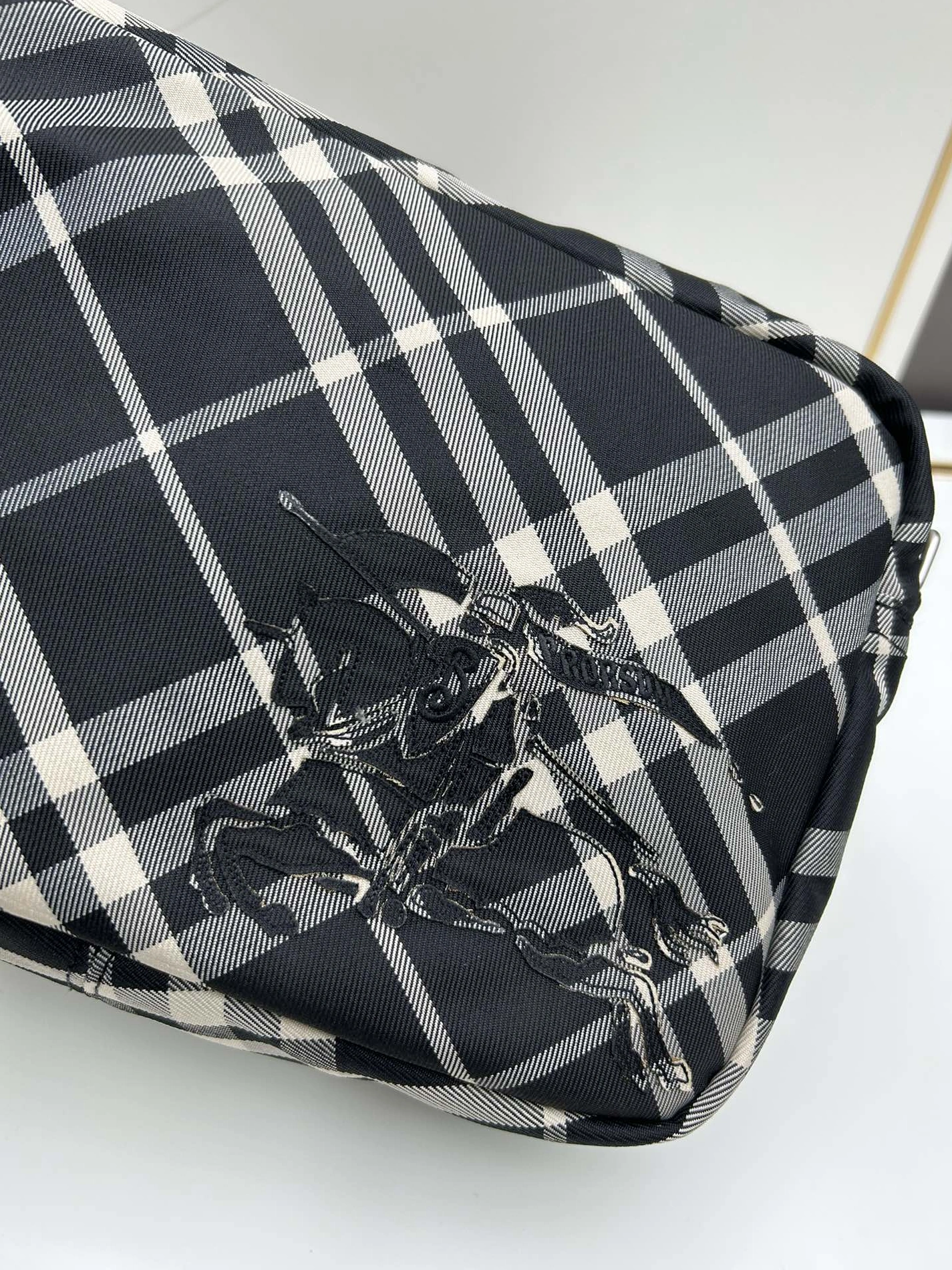 Minimalist 4652 Burberry AAA Quality Messenger Bags For Unisex