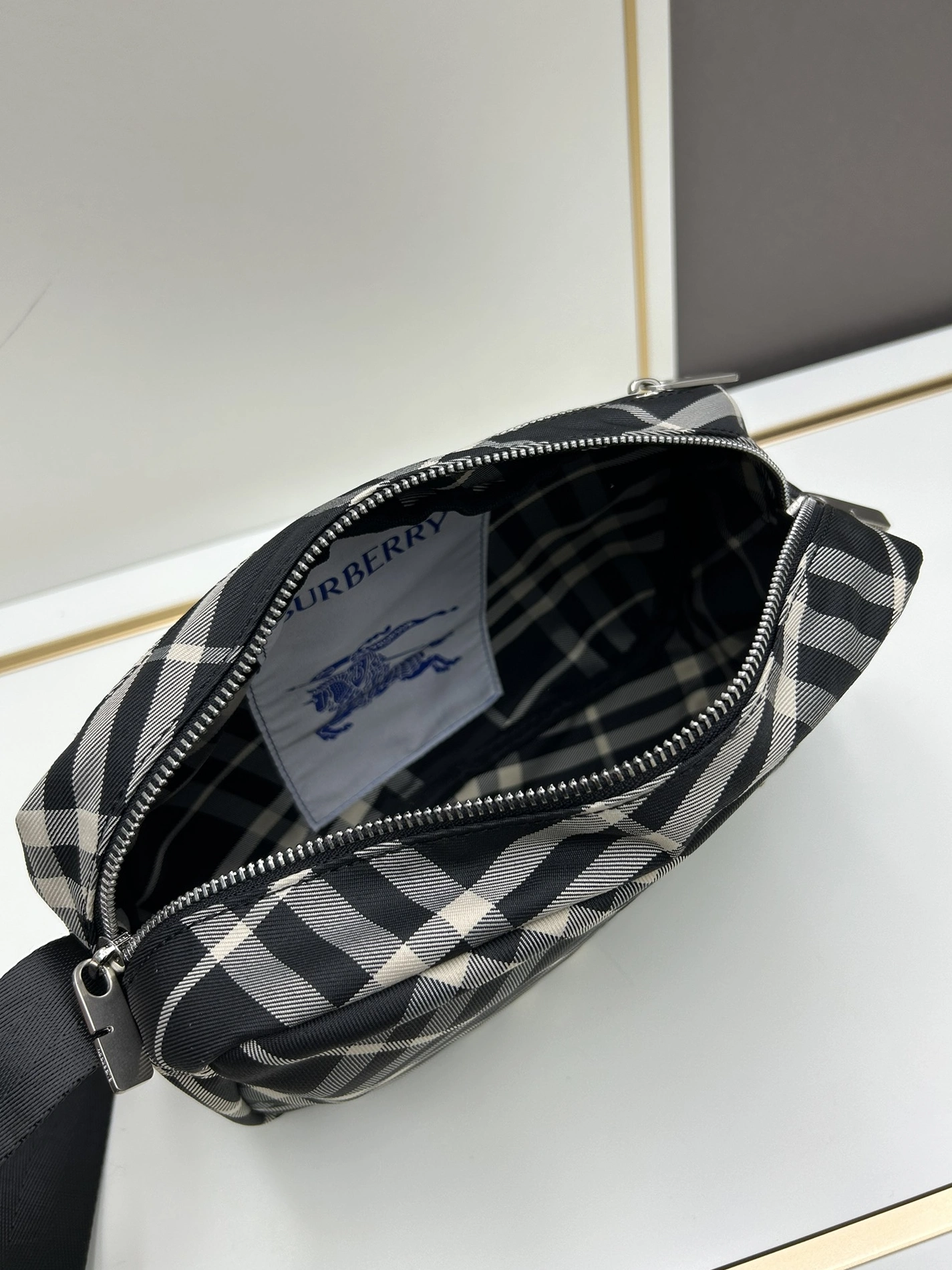 Minimalist 4652 Burberry AAA Quality Messenger Bags For Unisex