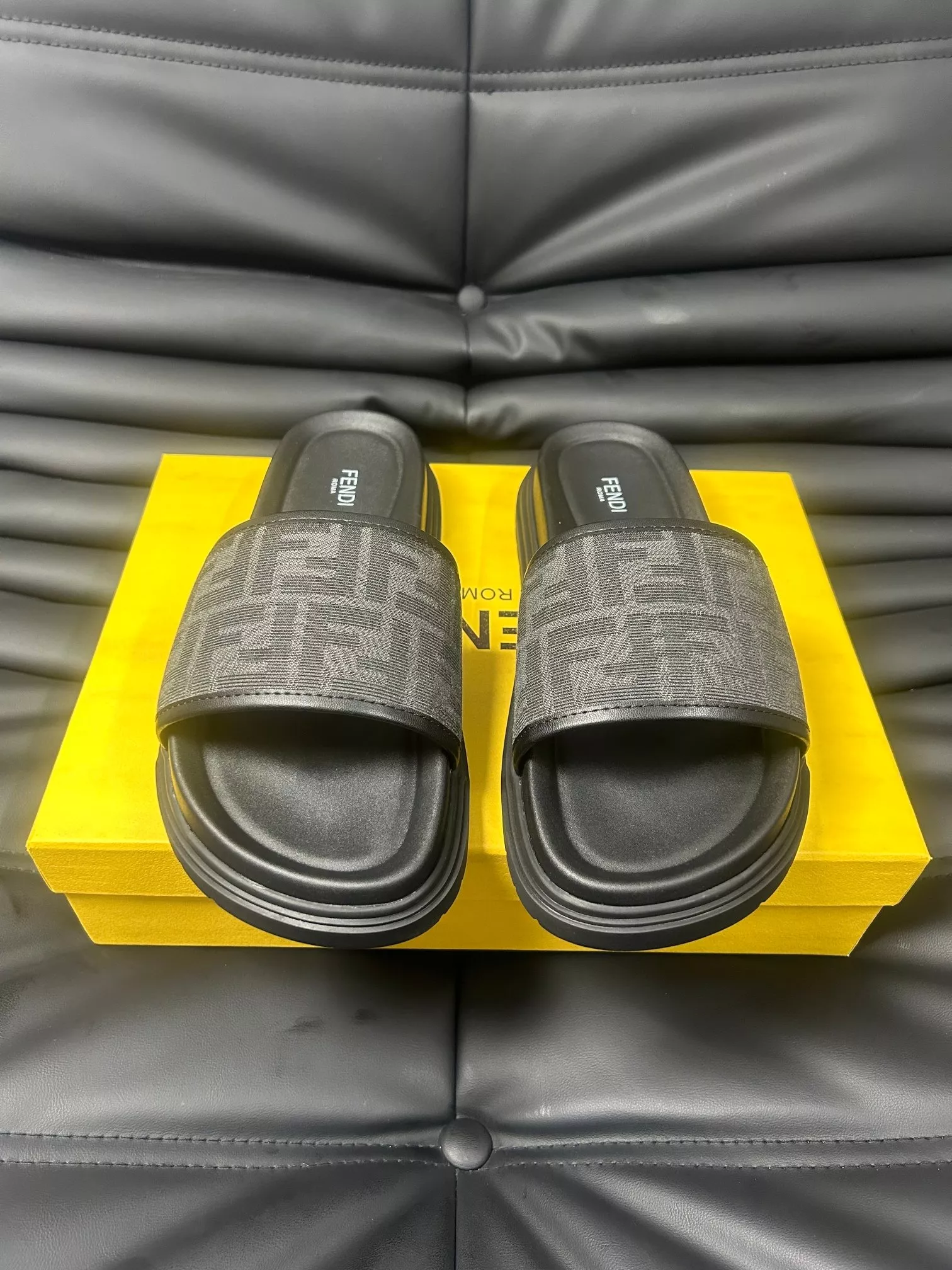 Minimalist 4721 Fendi Slippers For Men