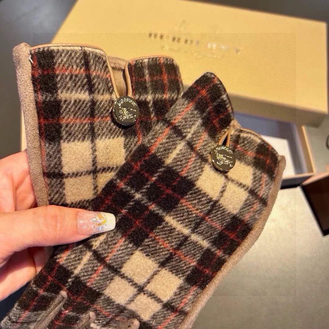 Minimalist 4744 Burberry Gloves