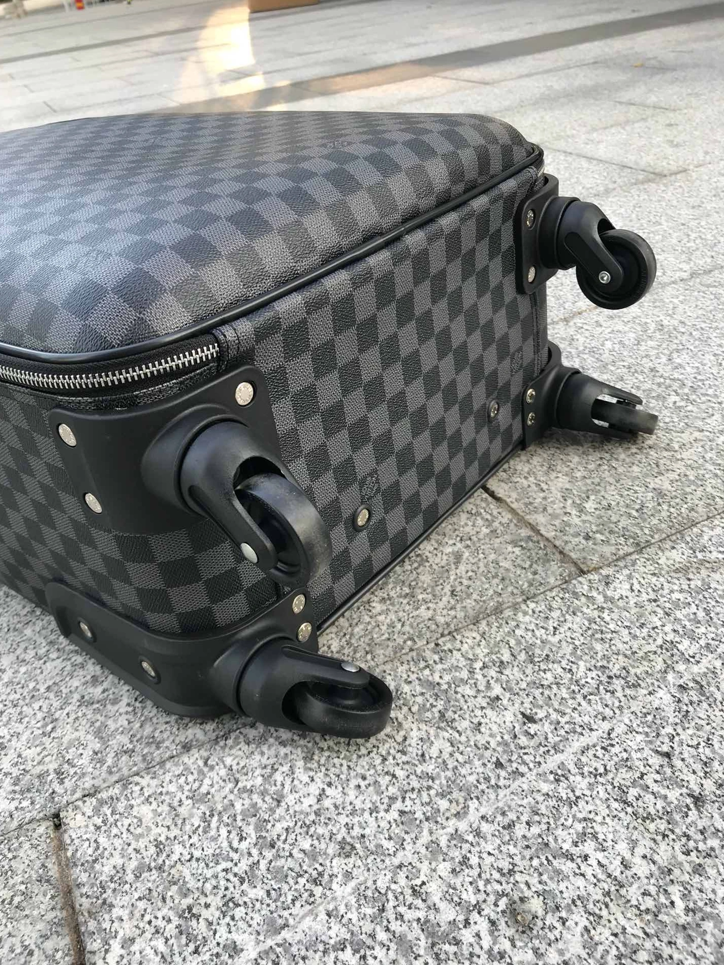 Minimalist 7010 Louis Vuitton Luggage
