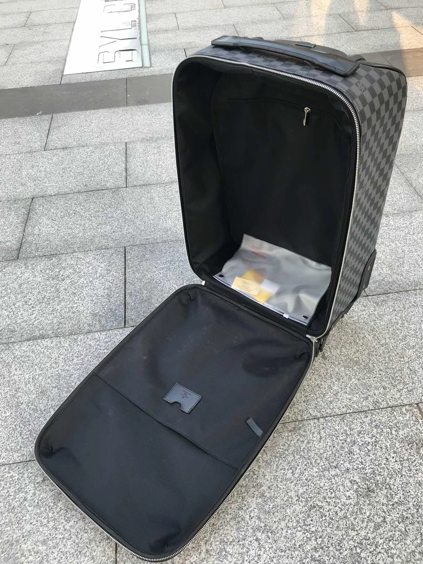 Minimalist 7010 Louis Vuitton Luggage