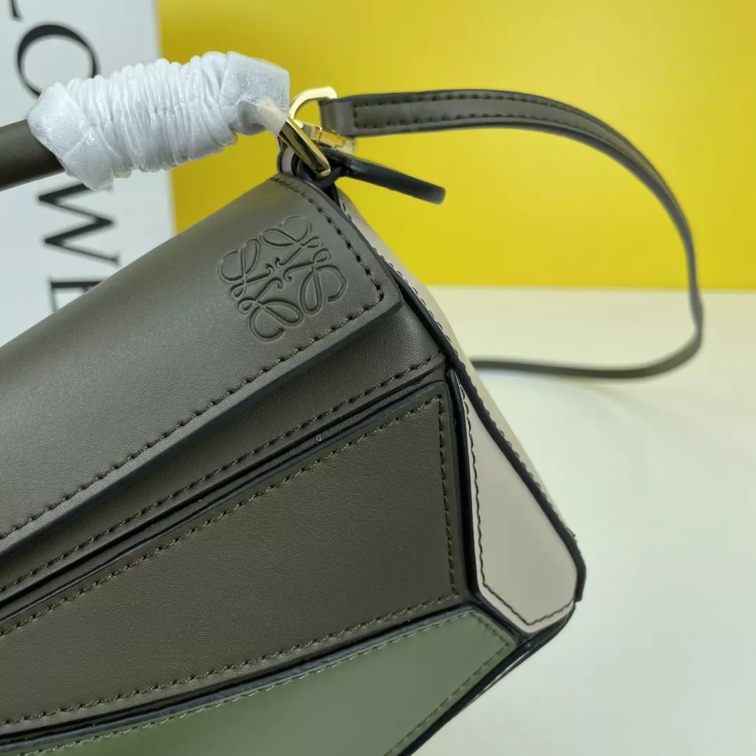 Minimalist 8055 LOEWE AAA Quality Messenger Bags For Women