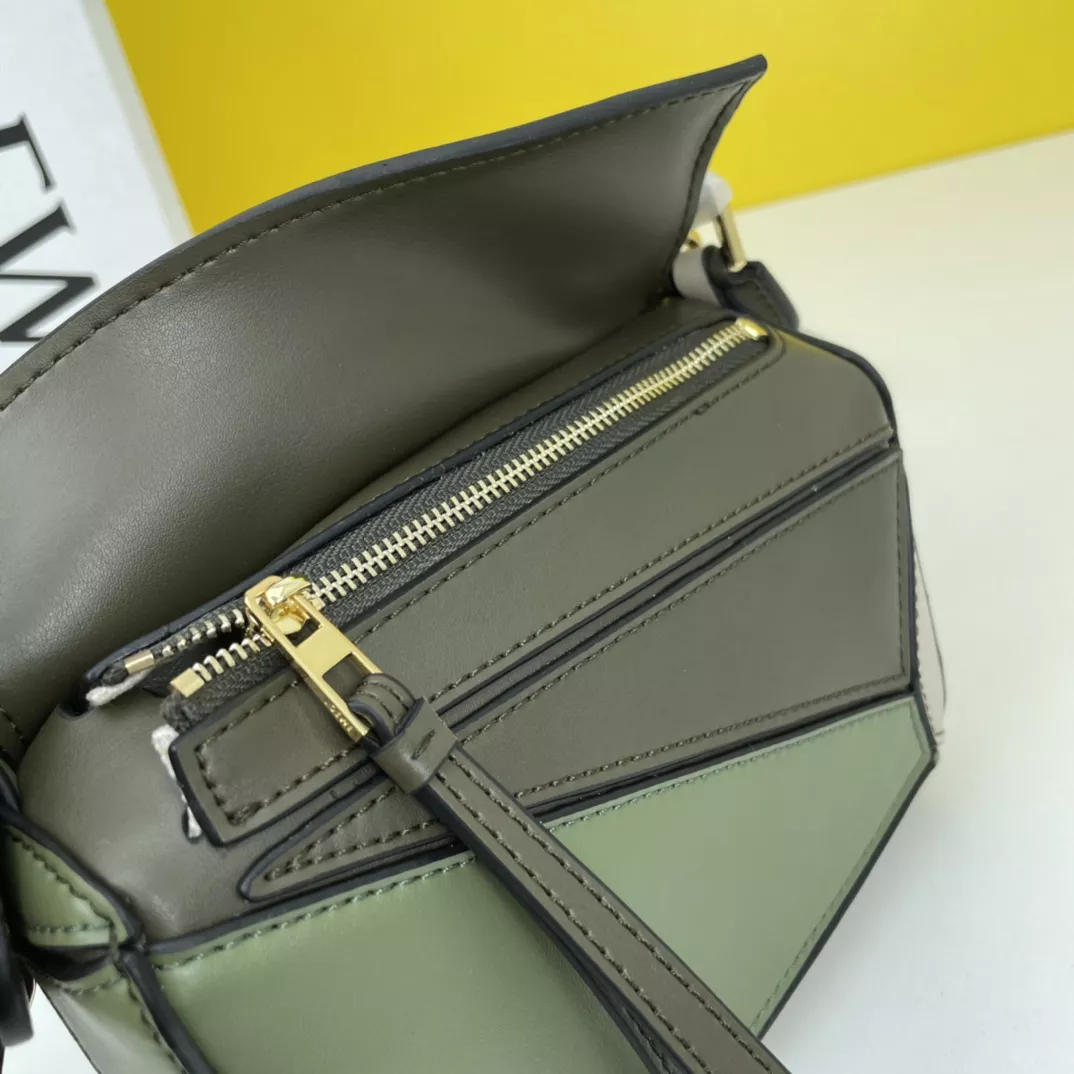 Minimalist 8055 LOEWE AAA Quality Messenger Bags For Women