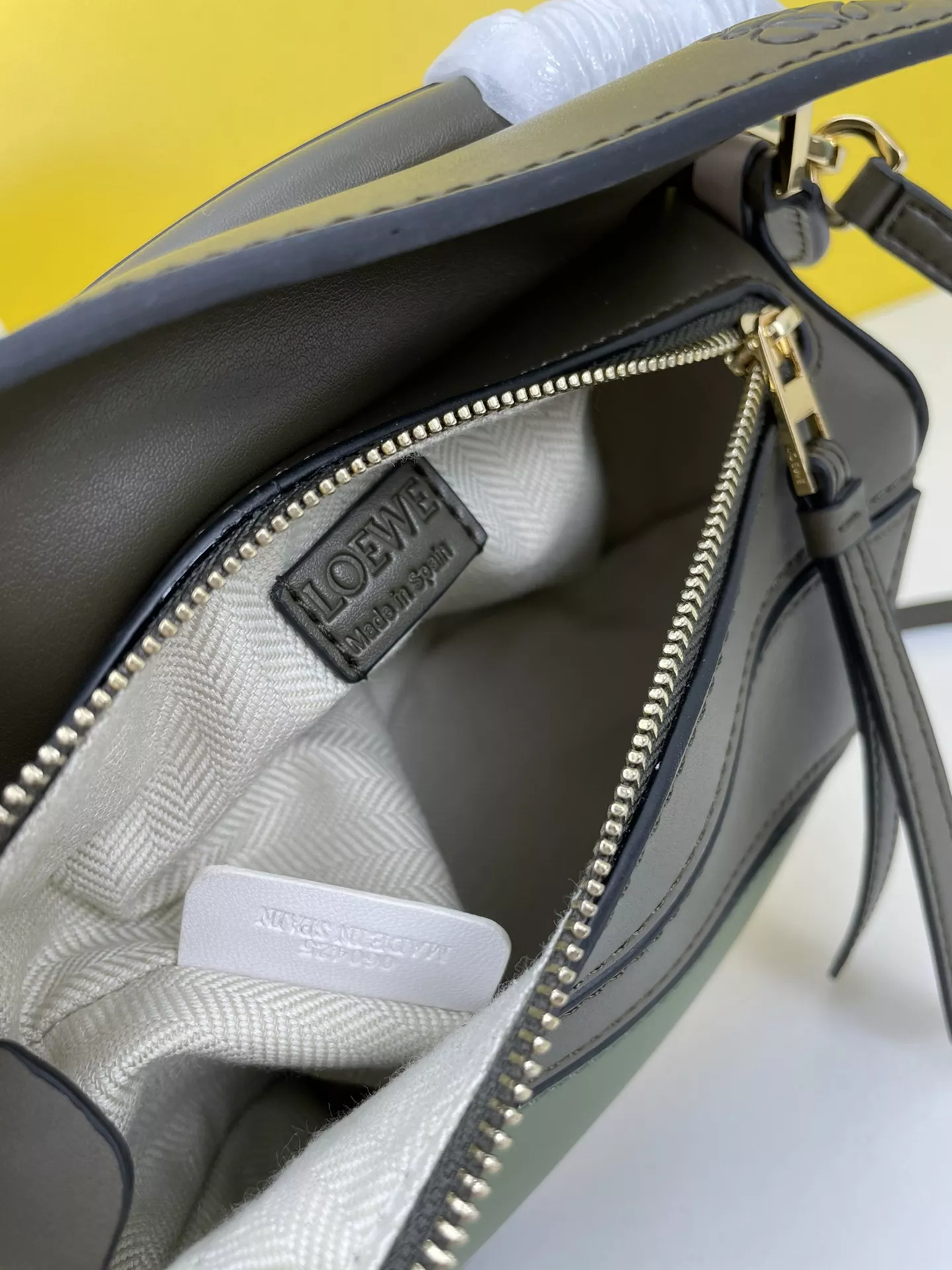 Minimalist 8055 LOEWE AAA Quality Messenger Bags For Women