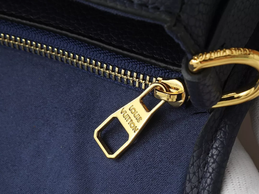 Minimalist 8708 Louis Vuitton AAA Quality Messenger Bags For Women
