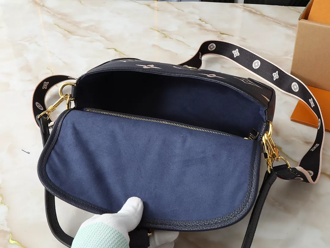 Minimalist 8708 Louis Vuitton AAA Quality Messenger Bags For Women