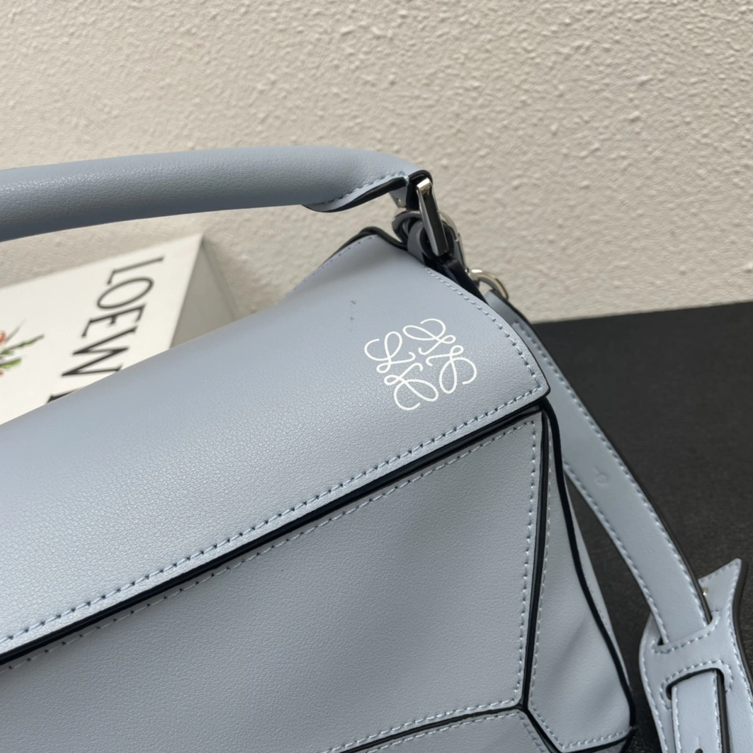 Minimalist 8850 LOEWE AAA Quality Messenger Bags For Women