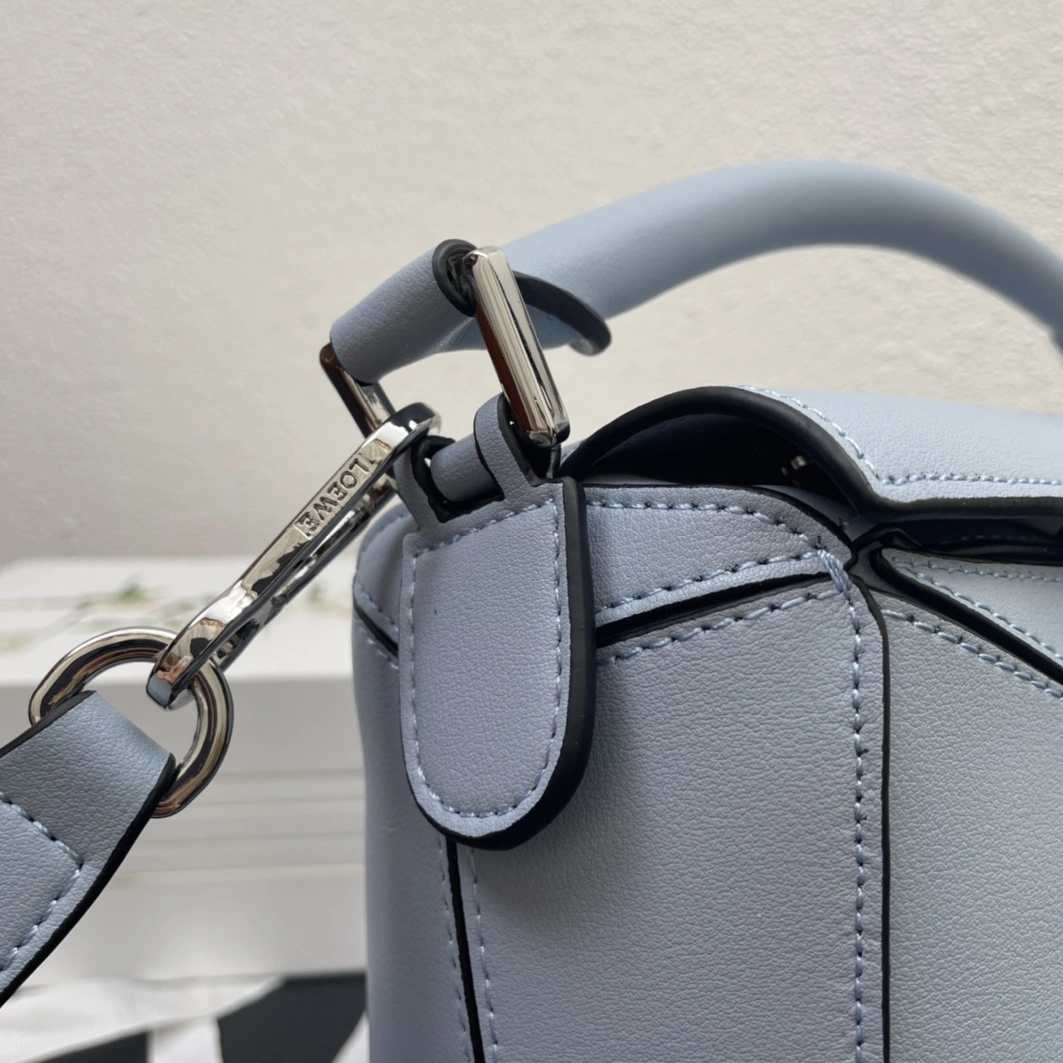 Minimalist 8850 LOEWE AAA Quality Messenger Bags For Women