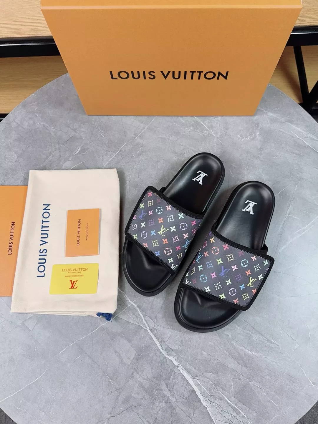 Modern 2400 Louis Vuitton Slippers For Men