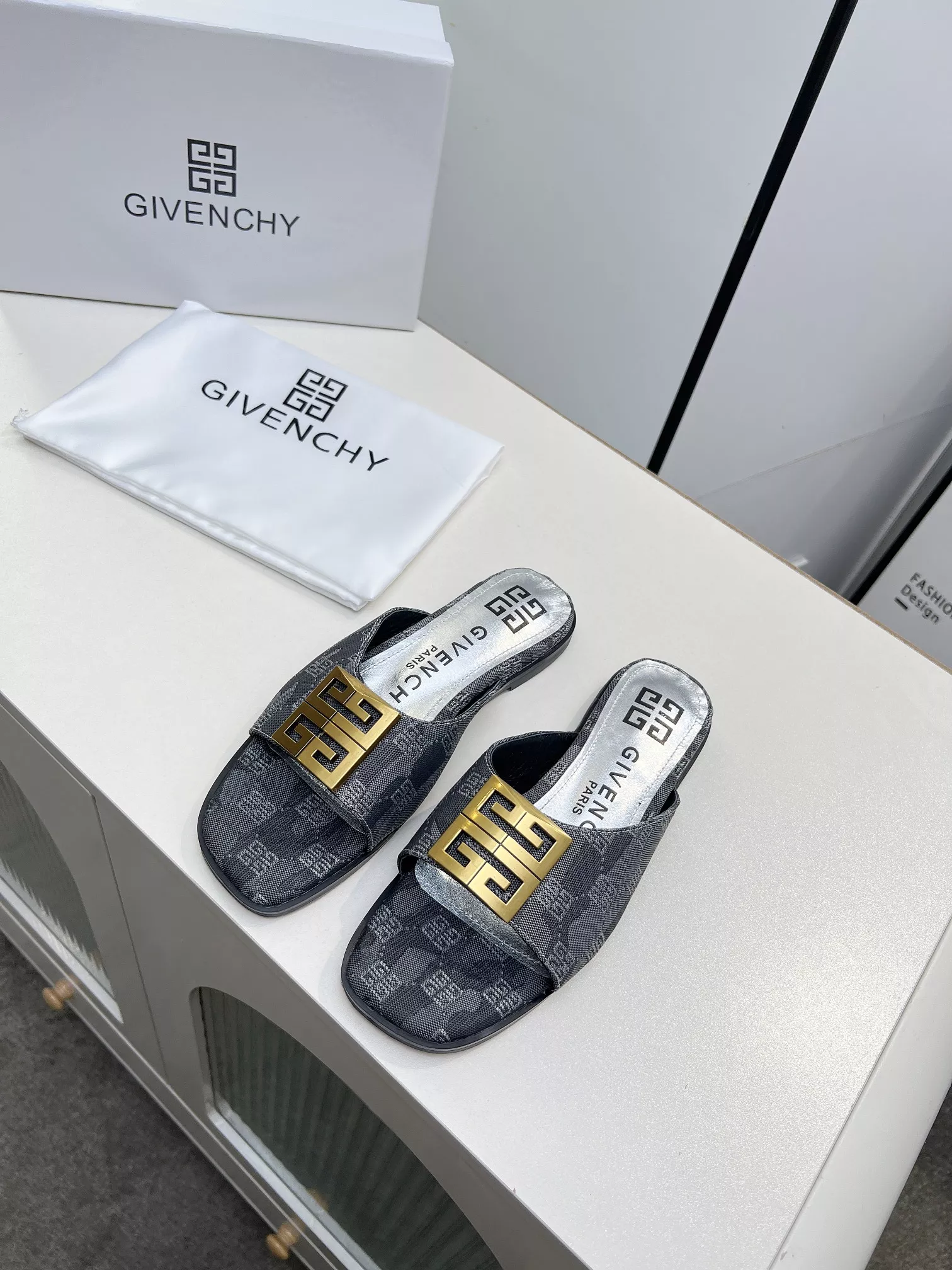 Modern 3050 Givenchy Slippers For Women