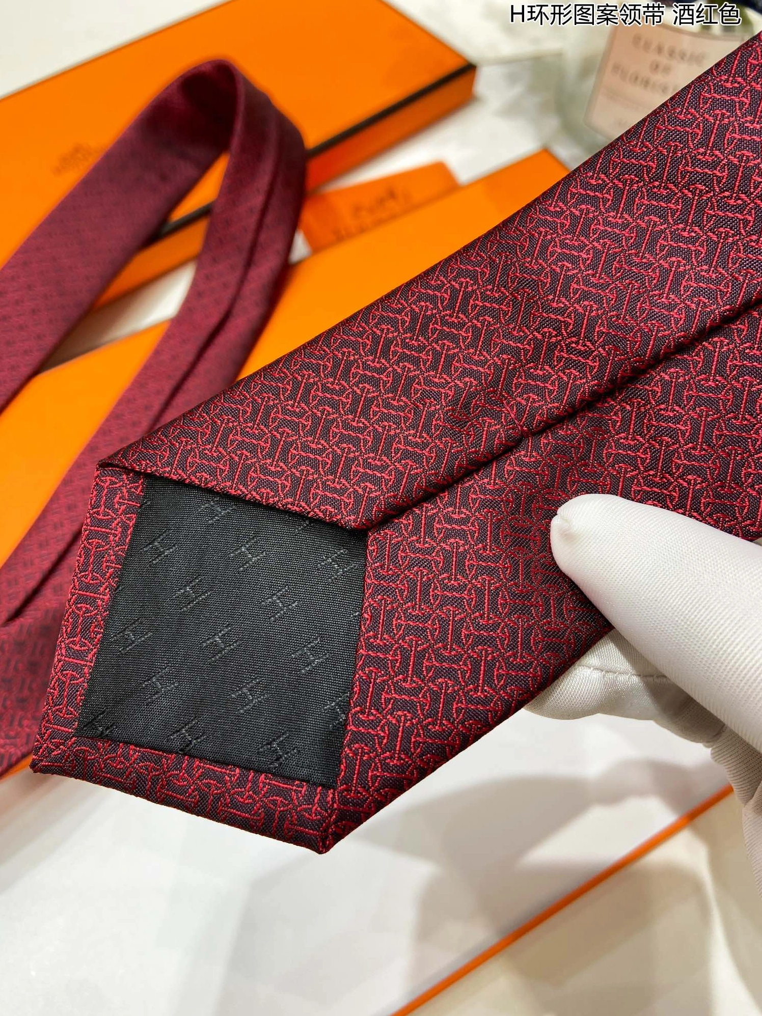 Modern 3352 Hermes Necktie