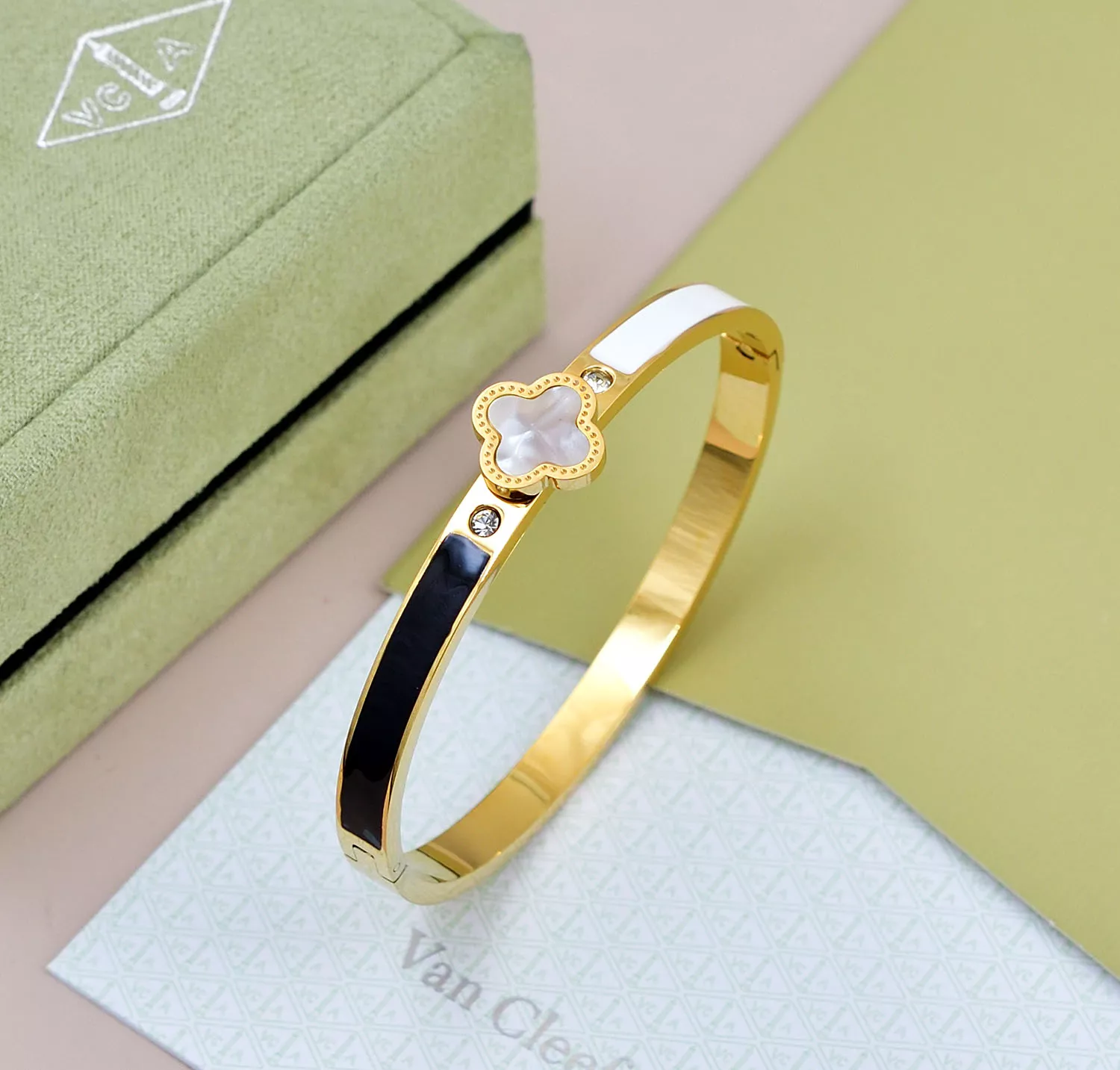 Modern 3997 Van Cleef & Arpels Bracelets For Women
