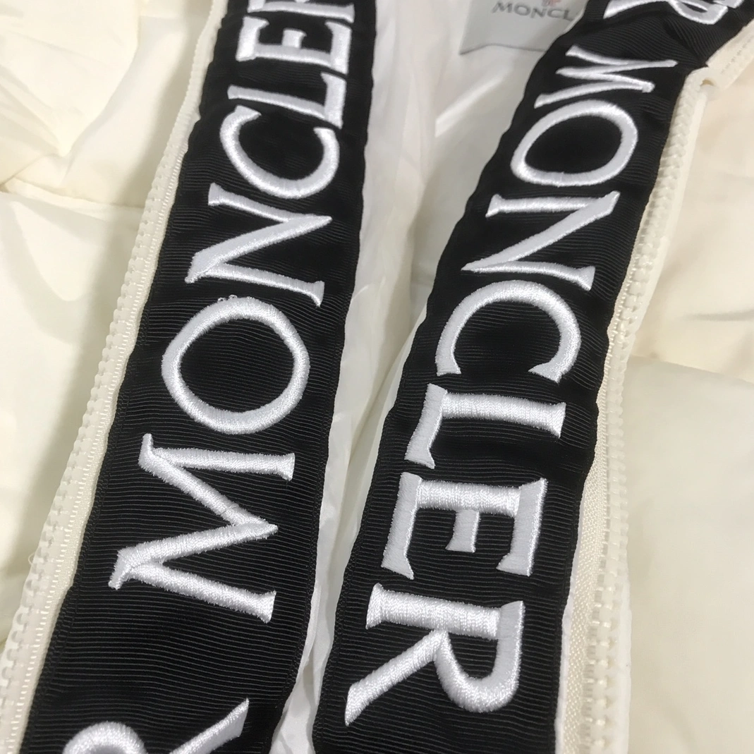 Modern 5236 Moncler Down Feather Coat Long Sleeved For Men