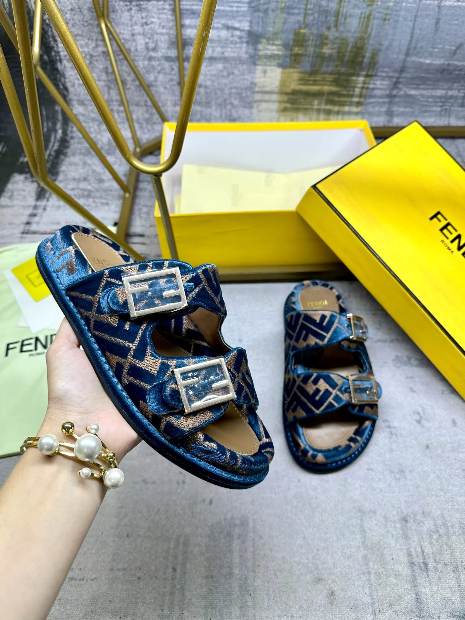Modern 5886 Fendi Slippers For Women