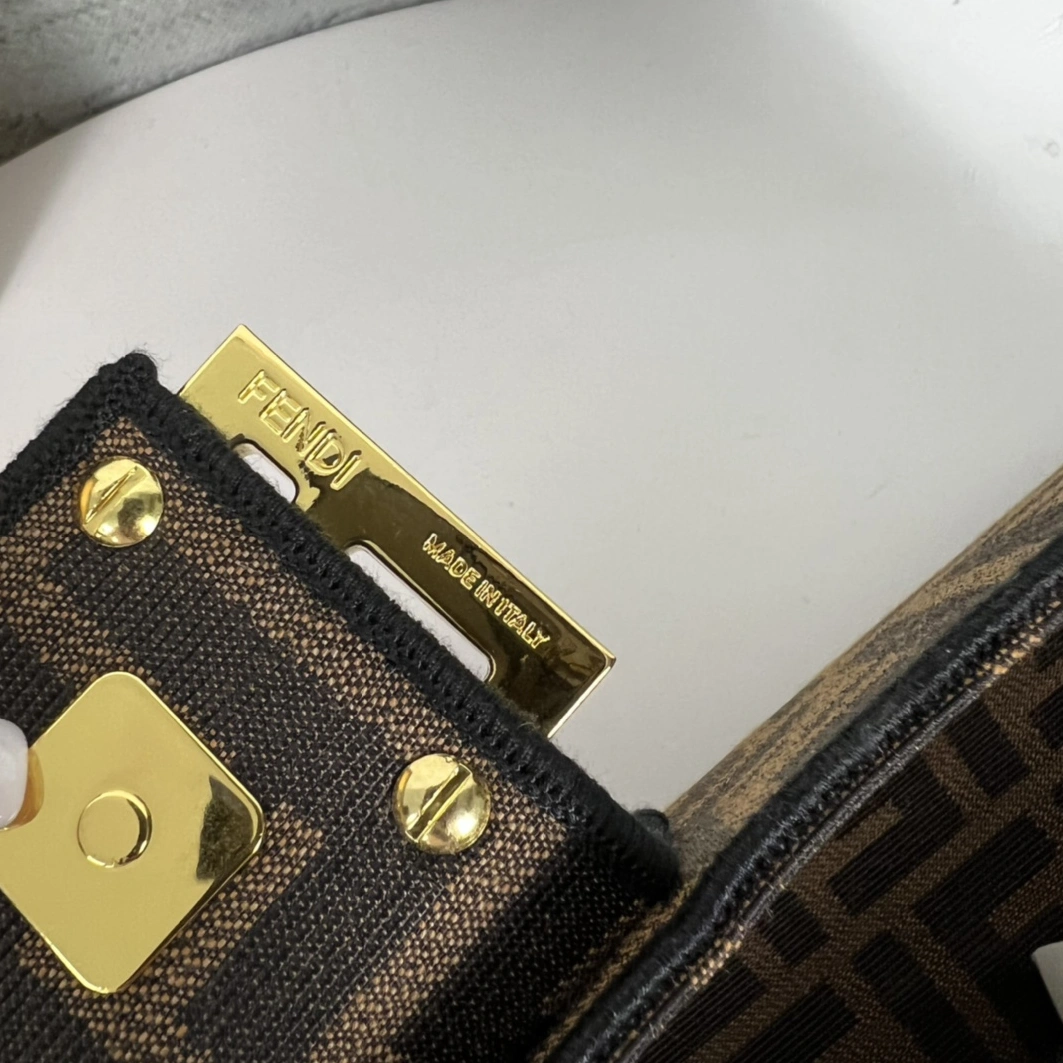 Modern 7439 Fendi AAA Quality Messenger Bags For Women