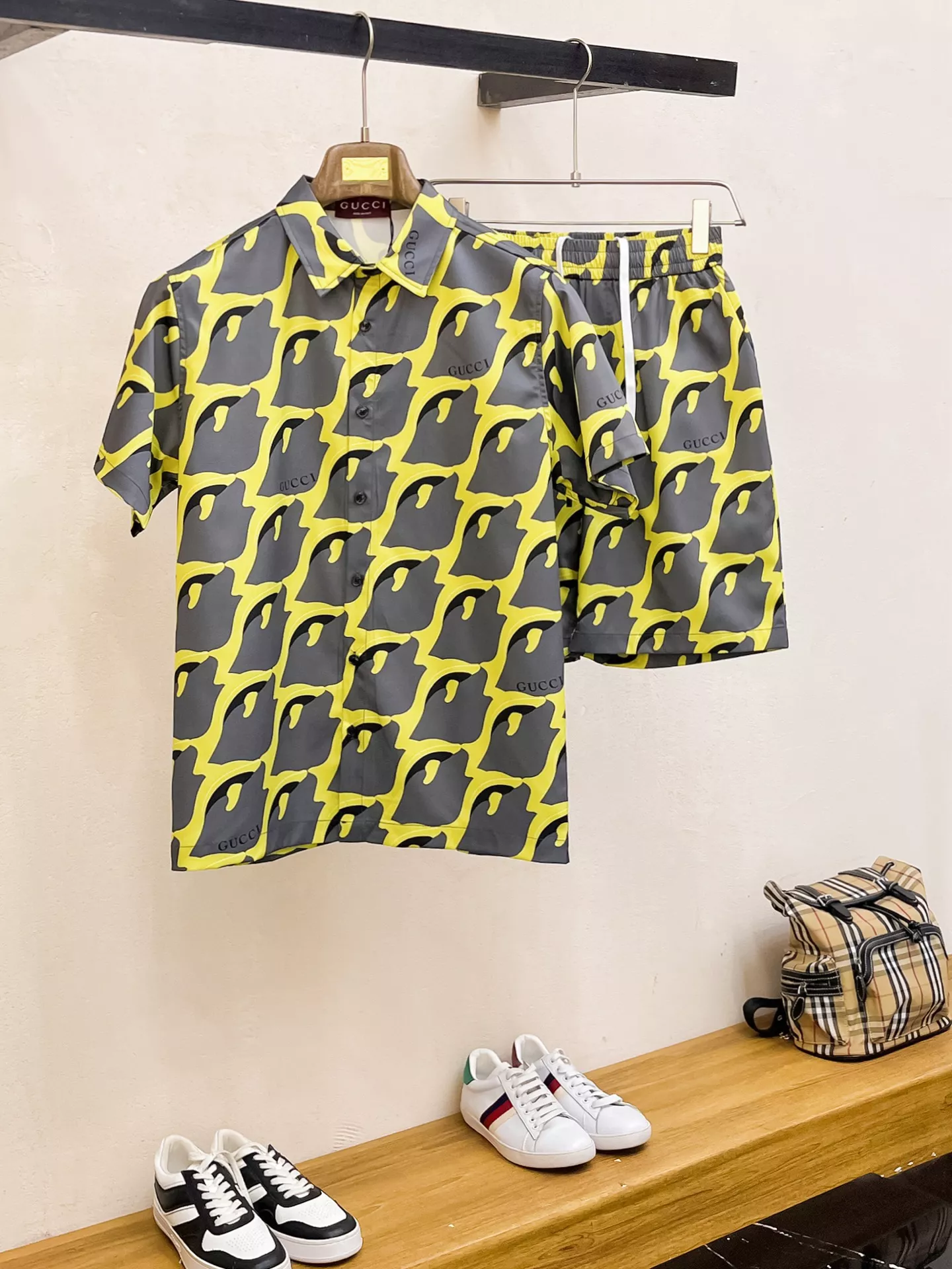 Modern 8016 Gucci Tracksuits Short Sleeved For Men