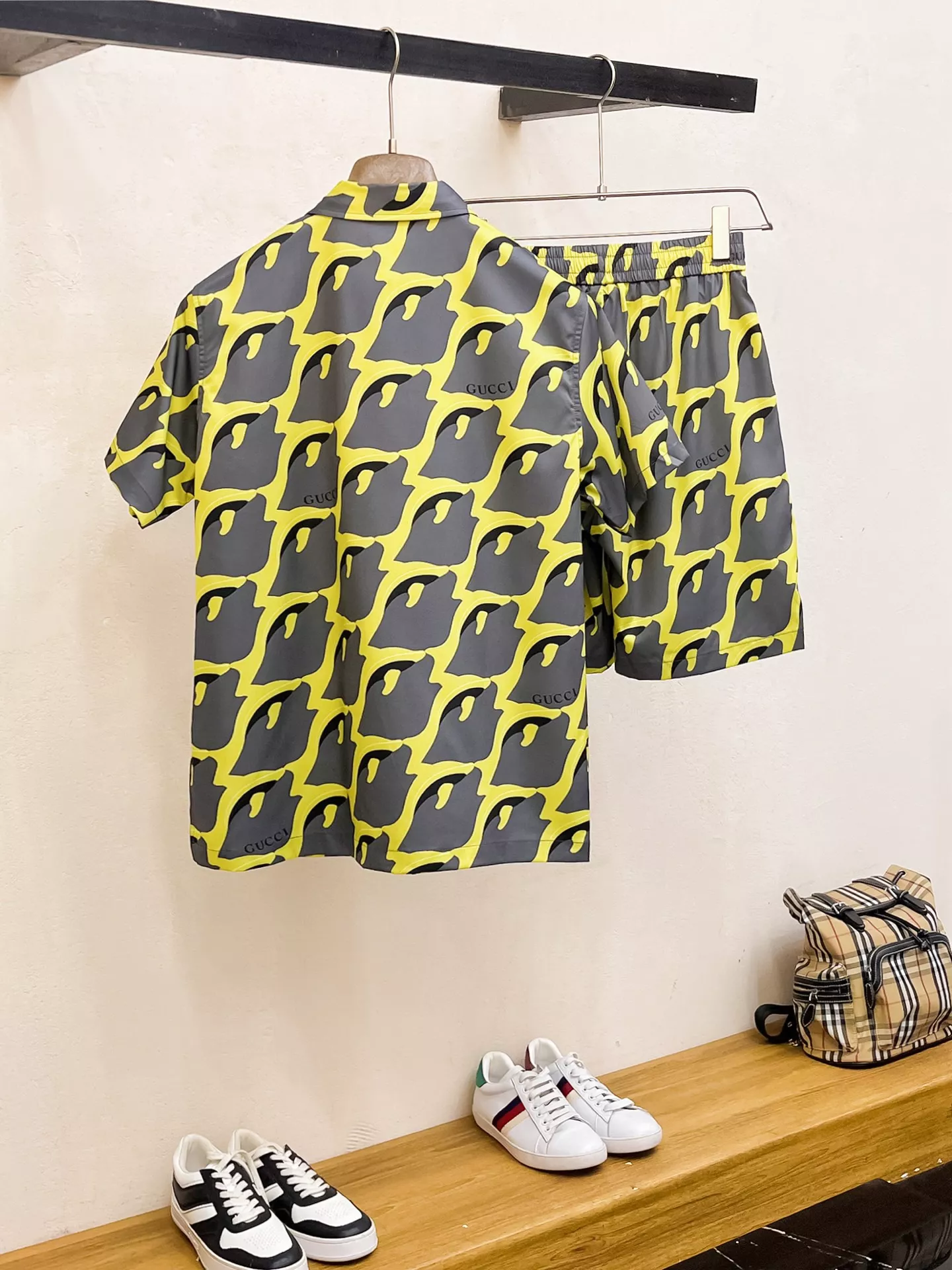 Modern 8016 Gucci Tracksuits Short Sleeved For Men