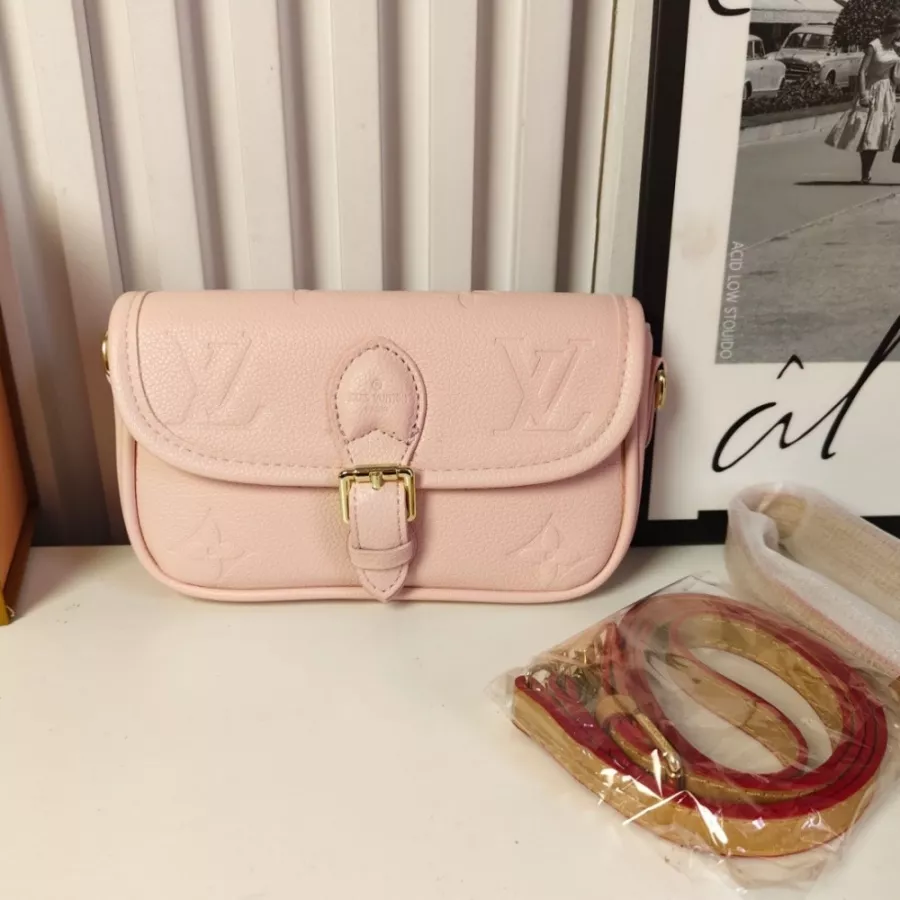 Modern 8069 Louis Vuitton Messenger Bags For Women