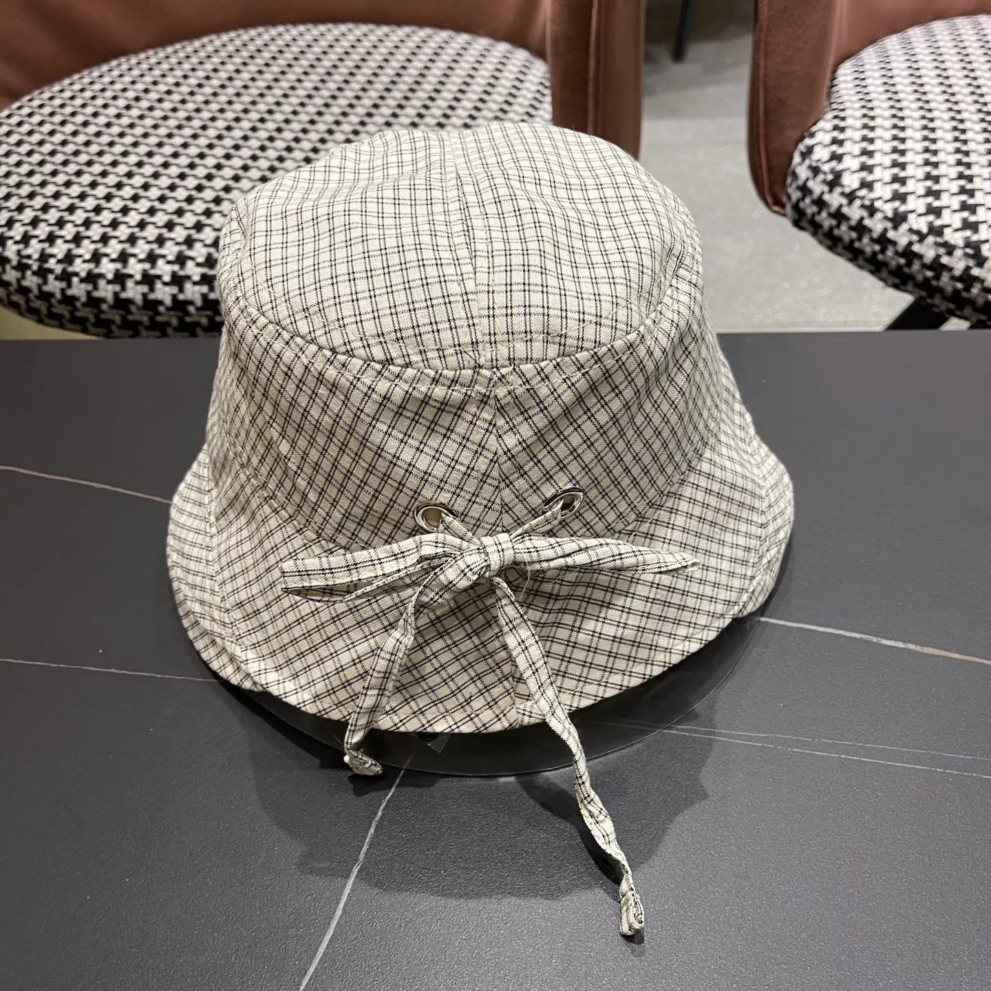 Modern 833 Prada Caps
