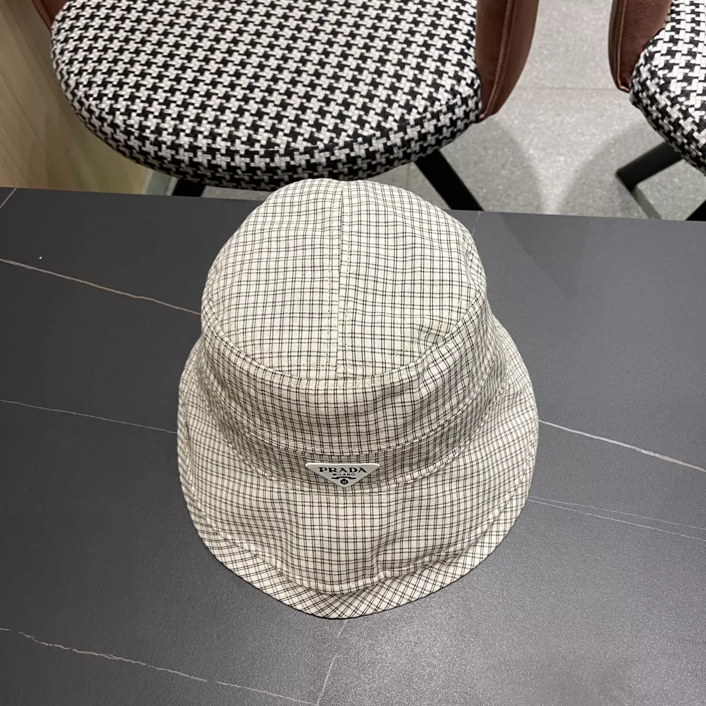 Modern 833 Prada Caps