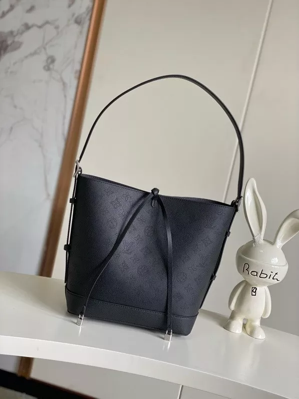 Modern 8823 Louis Vuitton AAA Quality Shoulder Bags