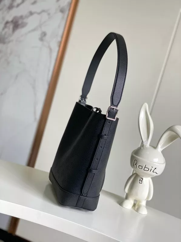 Modern 8823 Louis Vuitton AAA Quality Shoulder Bags