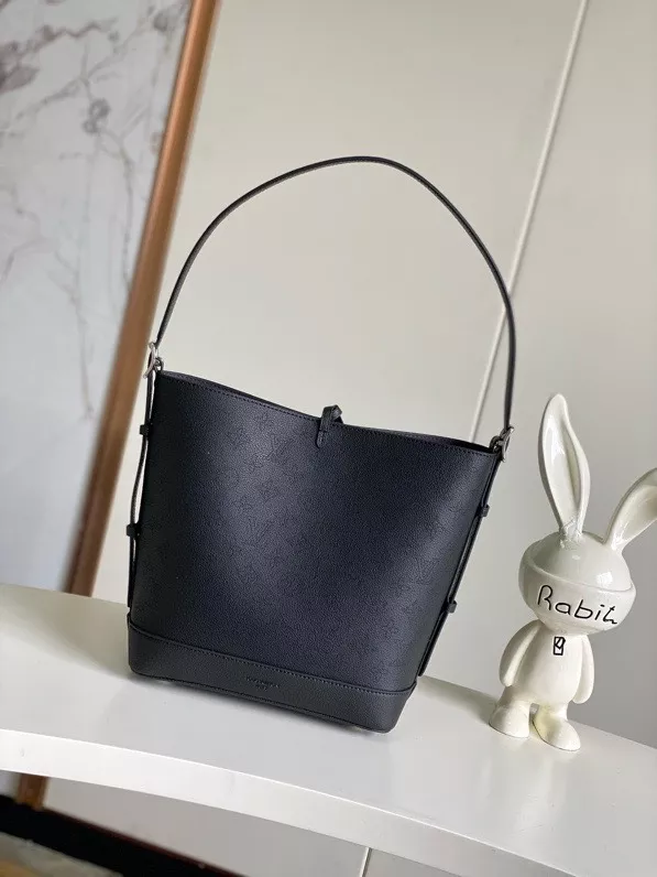 Modern 8823 Louis Vuitton AAA Quality Shoulder Bags