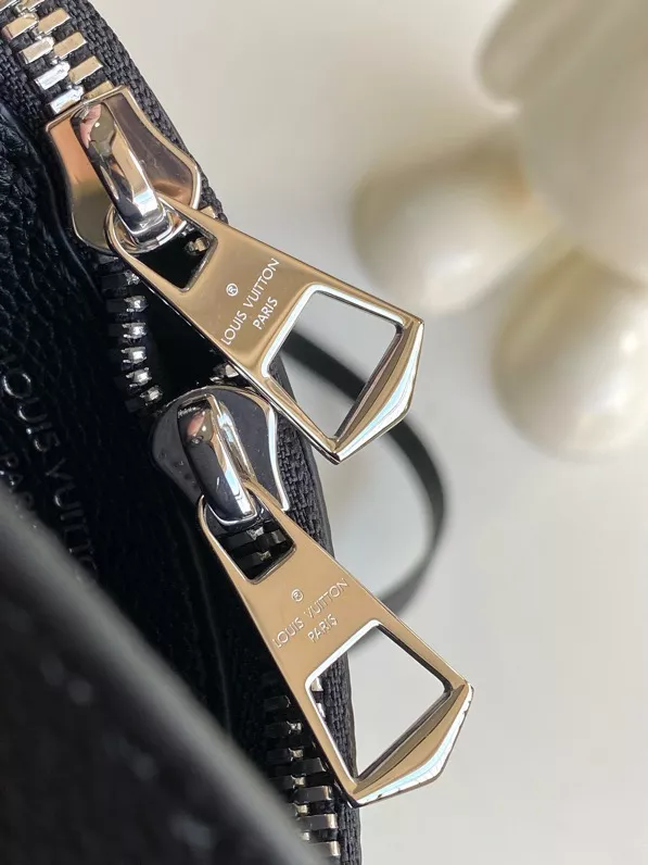 Modern 8823 Louis Vuitton AAA Quality Shoulder Bags