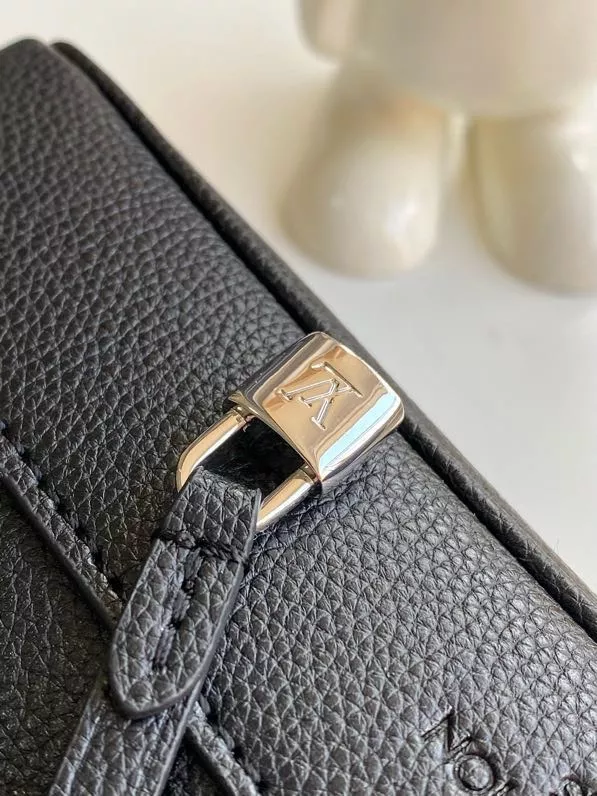 Modern 8823 Louis Vuitton AAA Quality Shoulder Bags