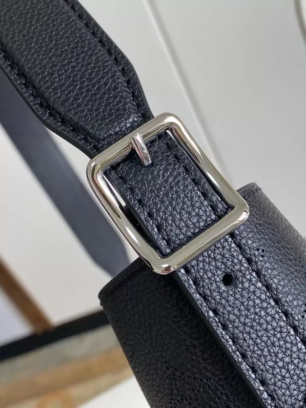 Modern 8823 Louis Vuitton AAA Quality Shoulder Bags