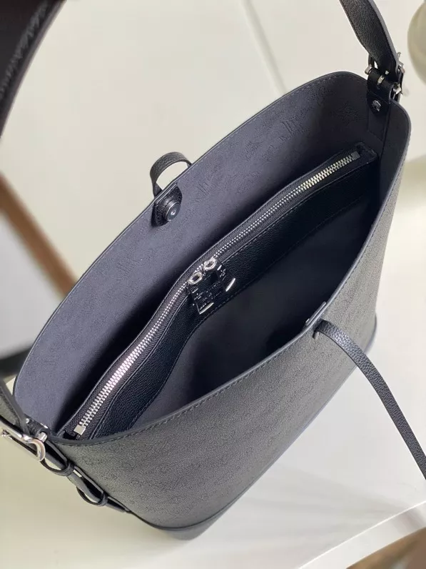 Modern 8823 Louis Vuitton AAA Quality Shoulder Bags