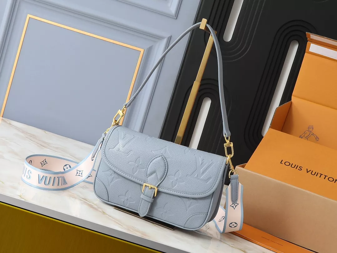 Modern 8831 Louis Vuitton AAA Quality Messenger Bags For Women