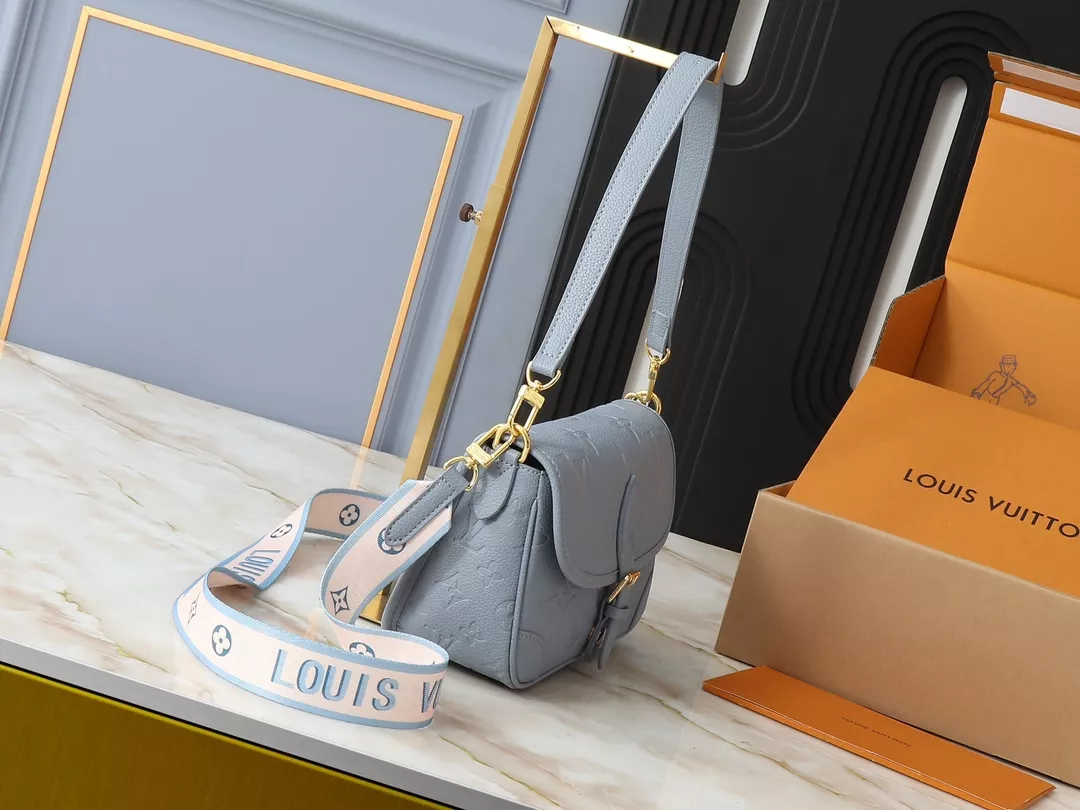 Modern 8831 Louis Vuitton AAA Quality Messenger Bags For Women