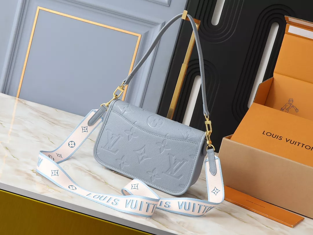 Modern 8831 Louis Vuitton AAA Quality Messenger Bags For Women