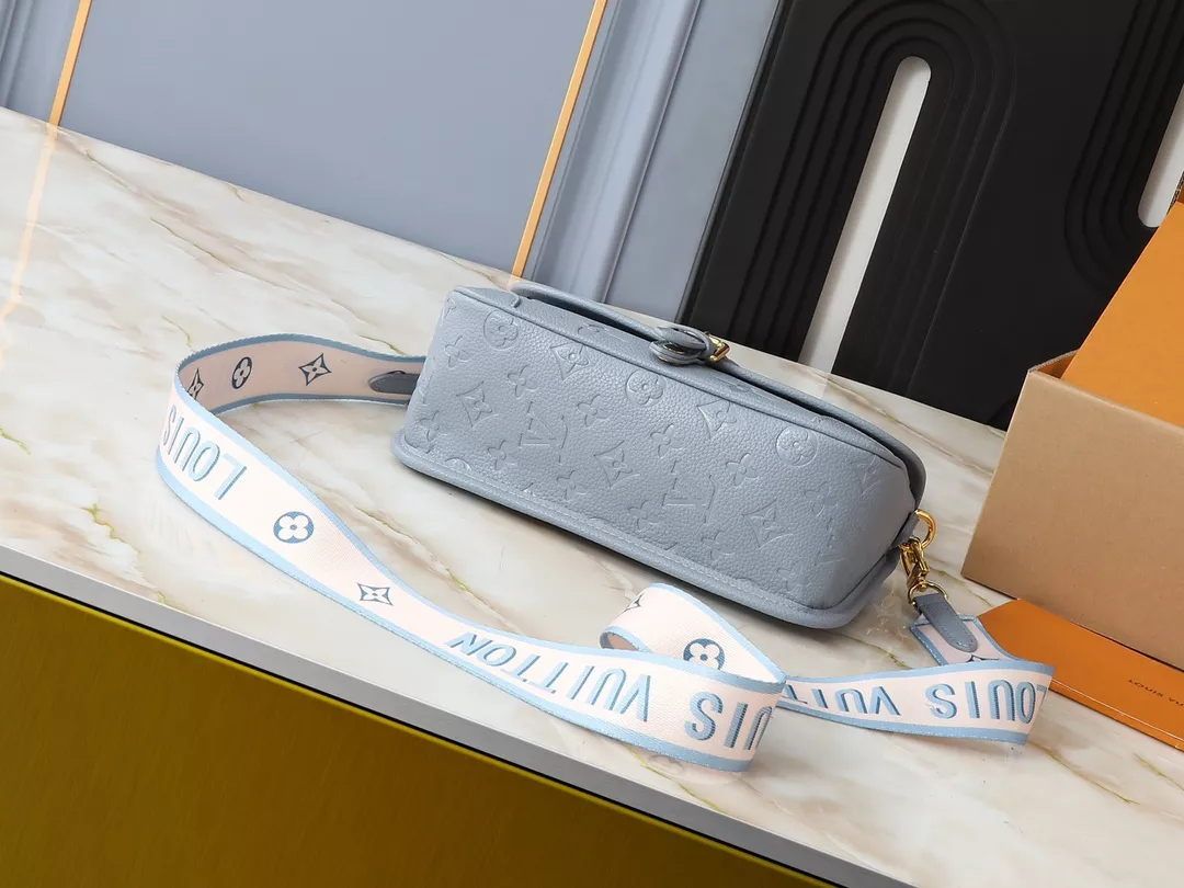Modern 8831 Louis Vuitton AAA Quality Messenger Bags For Women