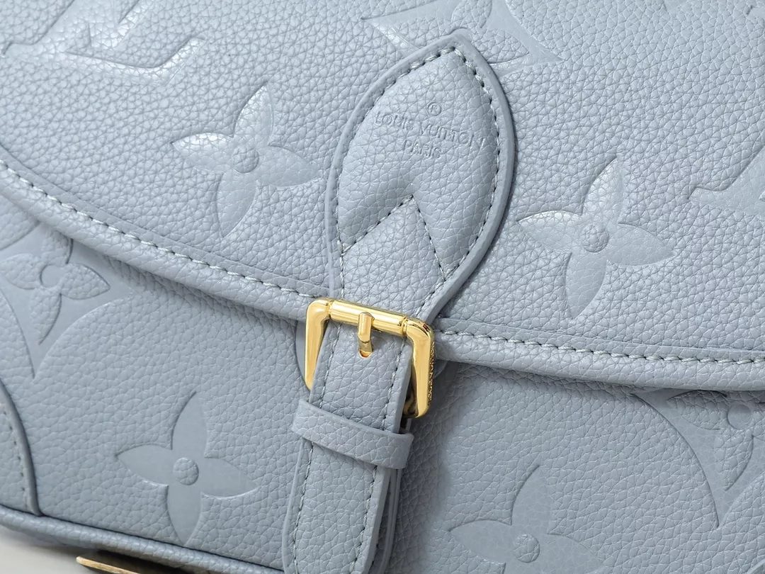 Modern 8831 Louis Vuitton AAA Quality Messenger Bags For Women