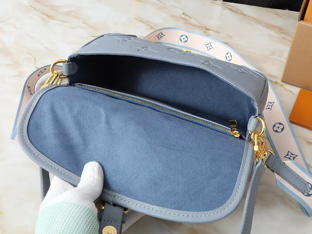 Modern 8831 Louis Vuitton AAA Quality Messenger Bags For Women