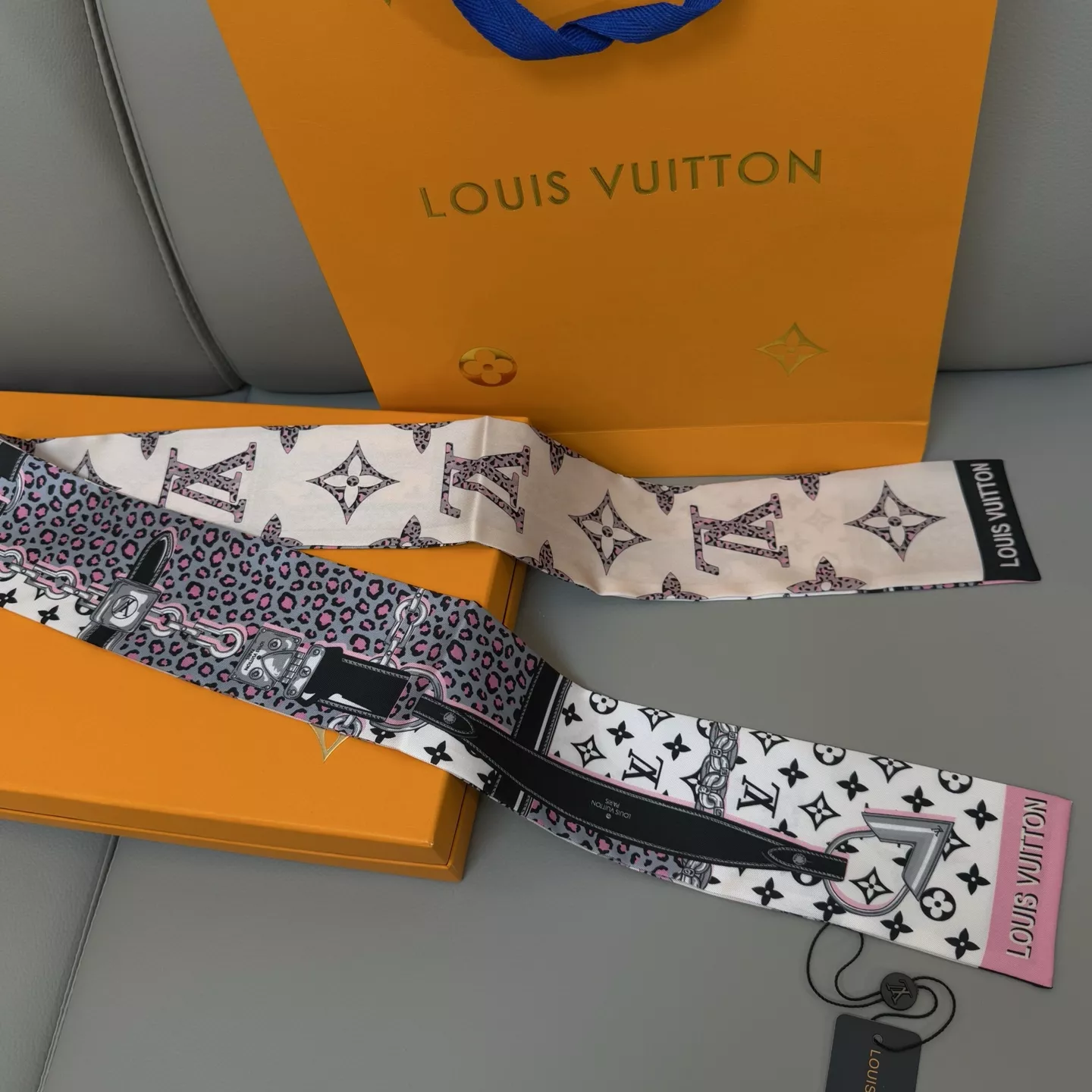 Modern 941 Louis Vuitton Silk Scarf
